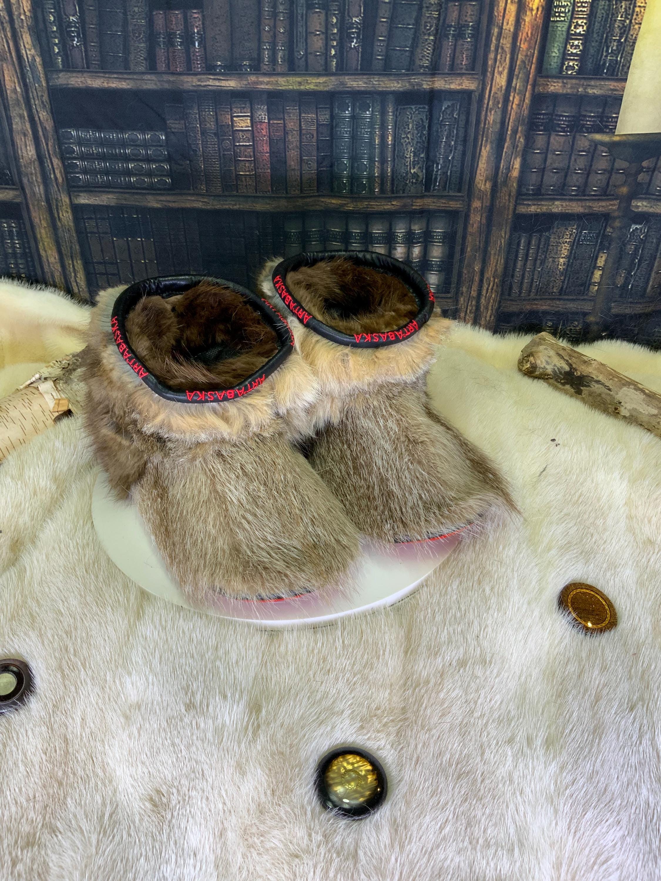 Mocassins d’intérieur Rolande – pointure 10 Femme – raton bleached, castor & coyote recyclés – pièce unique faite à la main au Québec