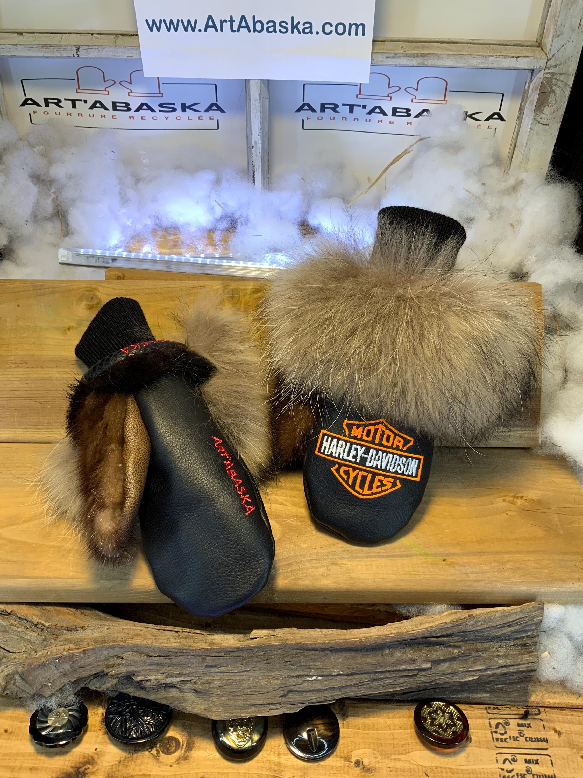 Mitaines de ville Harley-Davidson | Mitaines fourrure recyclée coyote & vison | Cuir brodé orange-blanc | Modèle Annette Small Québec