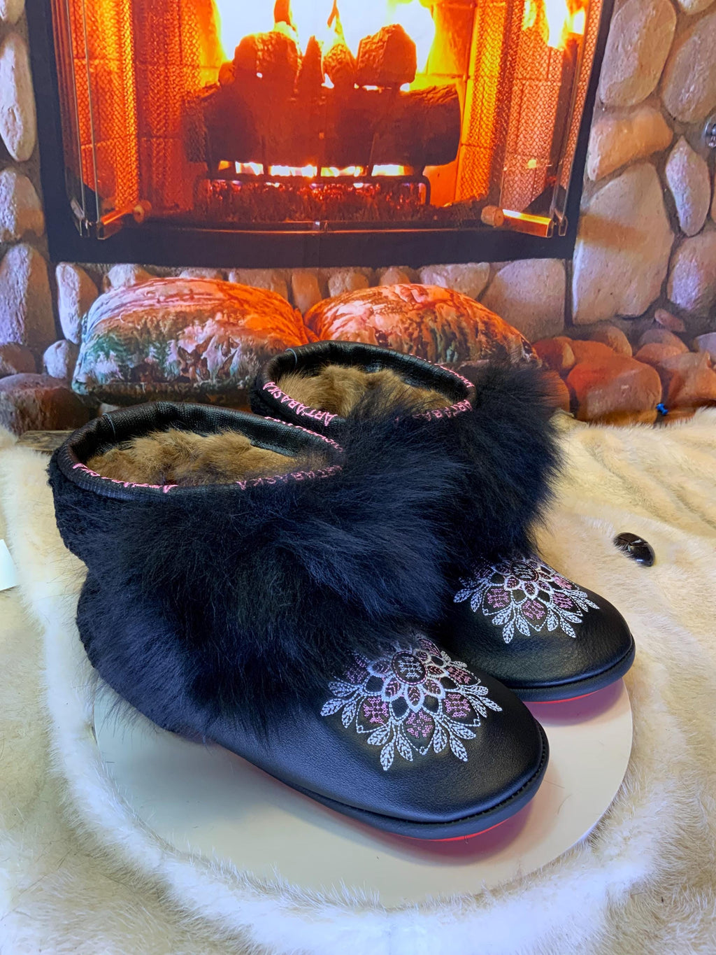 Mocassins d’intérieur Les Odette – 10 femme – cuir noir mandala brodé rose blanc & mouton recyclé, pièce unique Québec artisanal