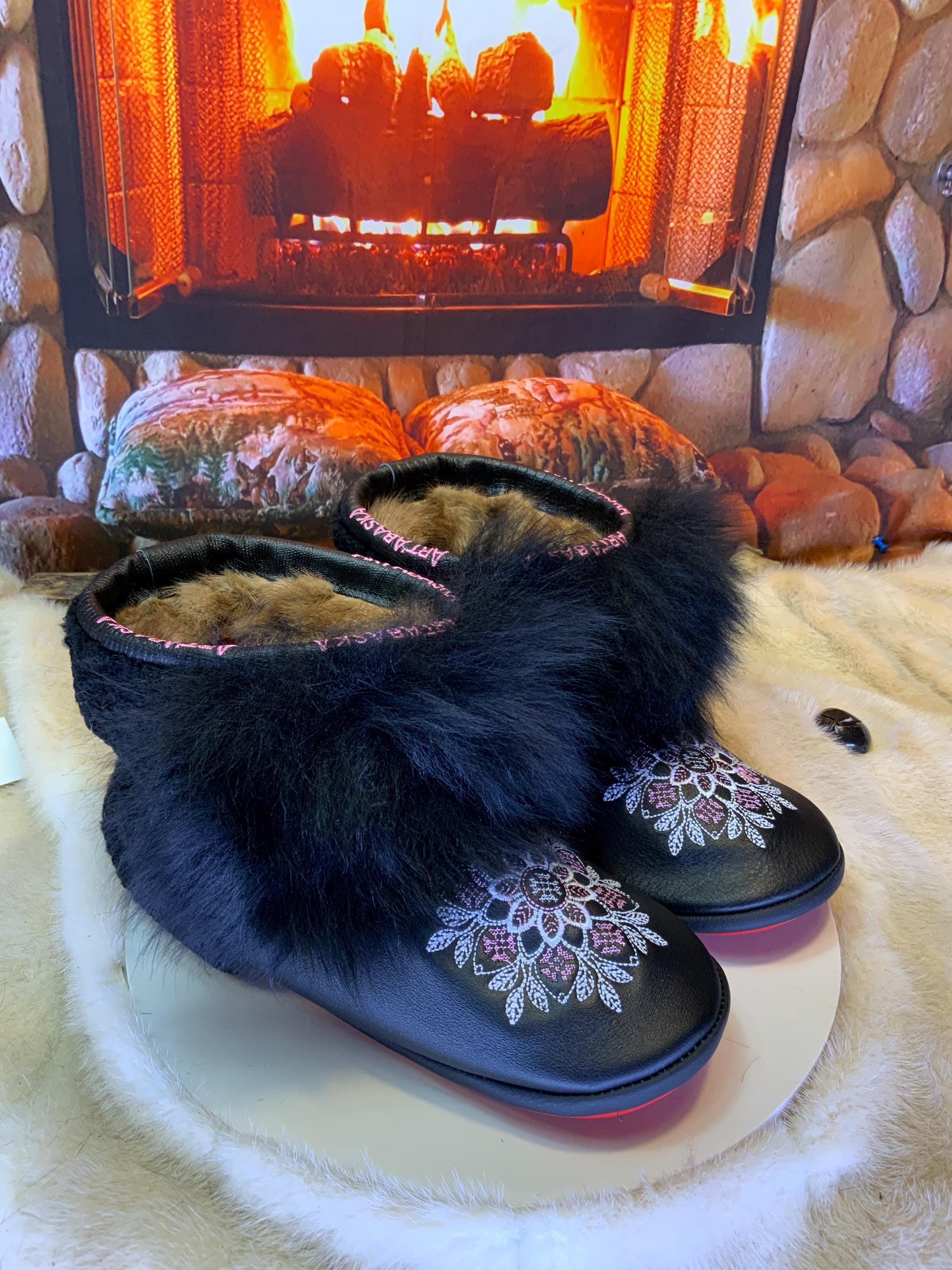 Mocassins d’intérieur Les Odette – 10 femme – cuir noir mandala brodé rose blanc & mouton recyclé, pièce unique Québec artisanal