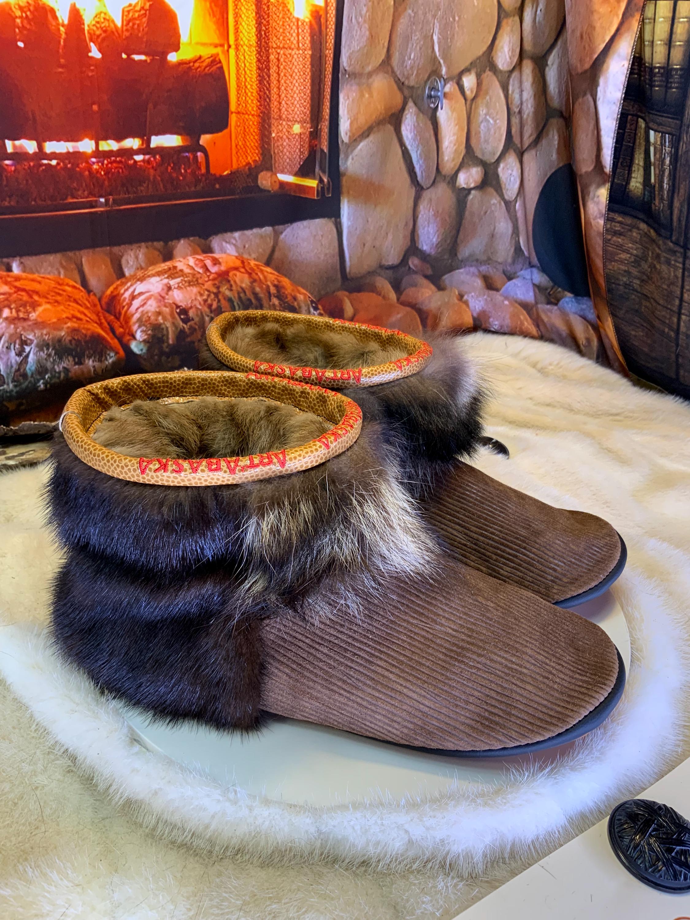 Mocassins d’intérieur Les Olivette – pointure 10 femme – cuir velours côtelé brun, vison, raton – fourrures recyclées fait à la main Québec
