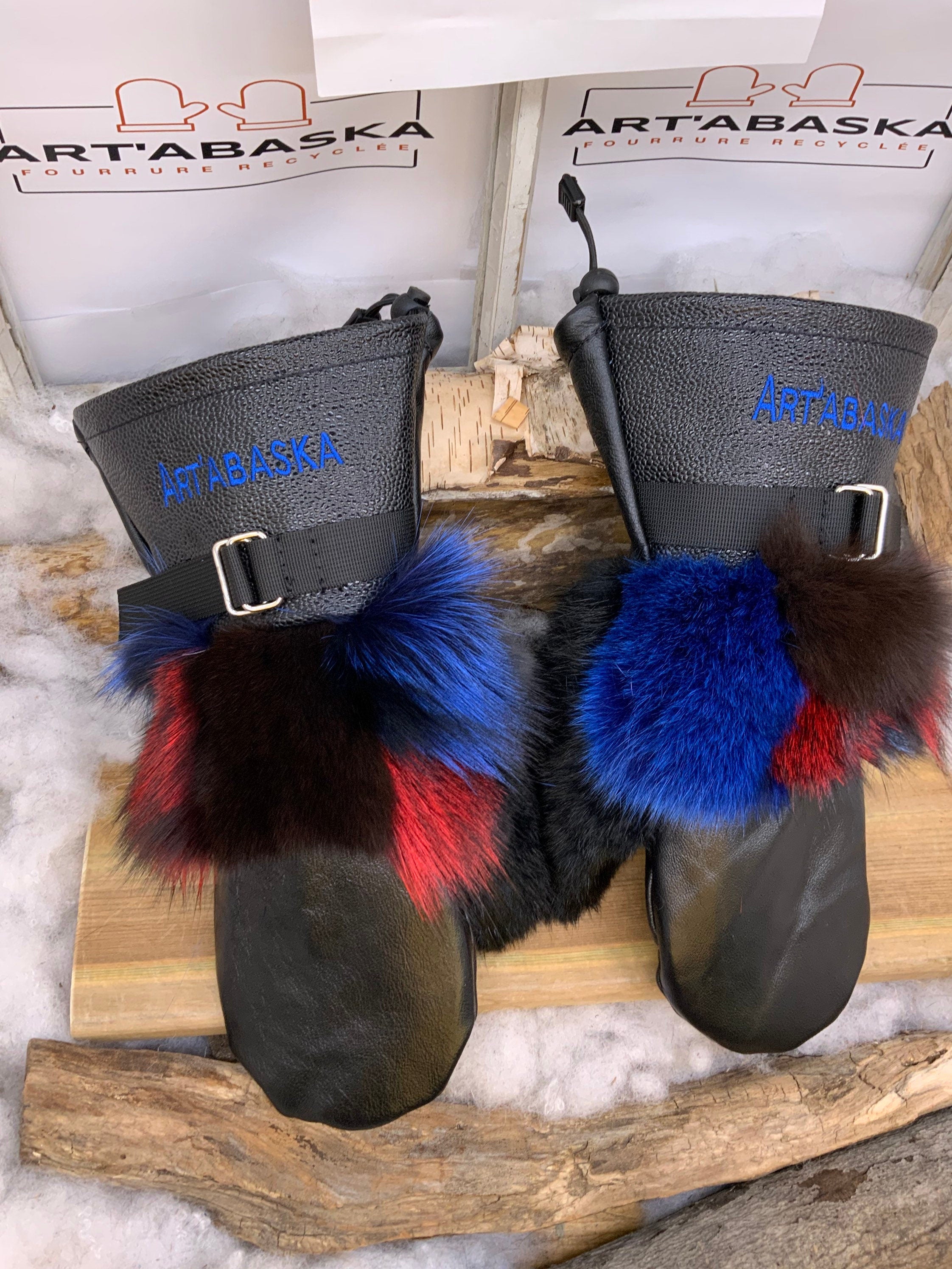 Mitaines Françoise Large cuir noir embossé lézard renard patchwork lapin noir broderie bleue ArtAbaska fait à la main Québec unique chaude