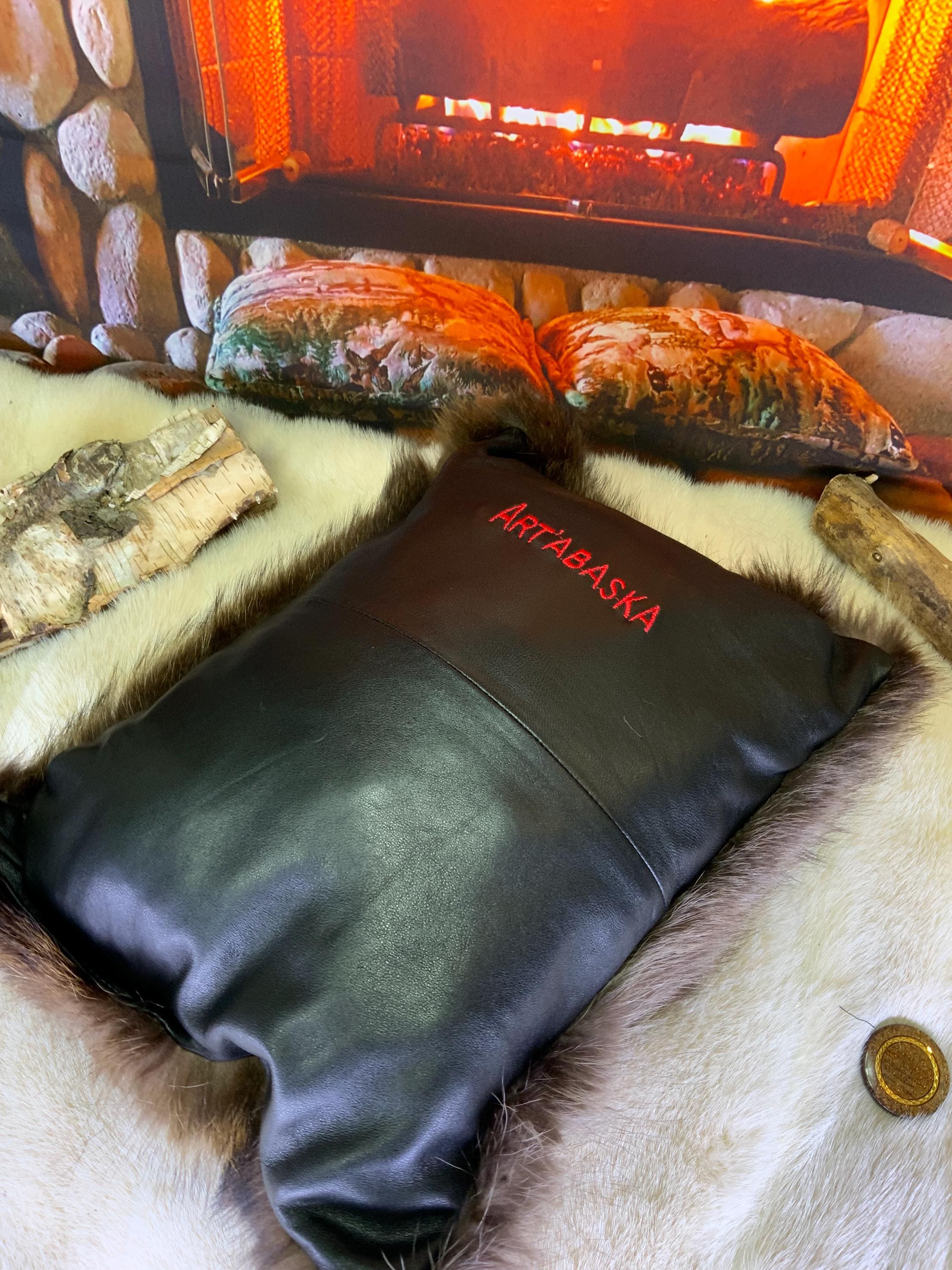 Coussin fourrure recyclée raton laveur fait à la main Québec coussin décoratif cuir recyclé brodé pièce unique ArtAbaska