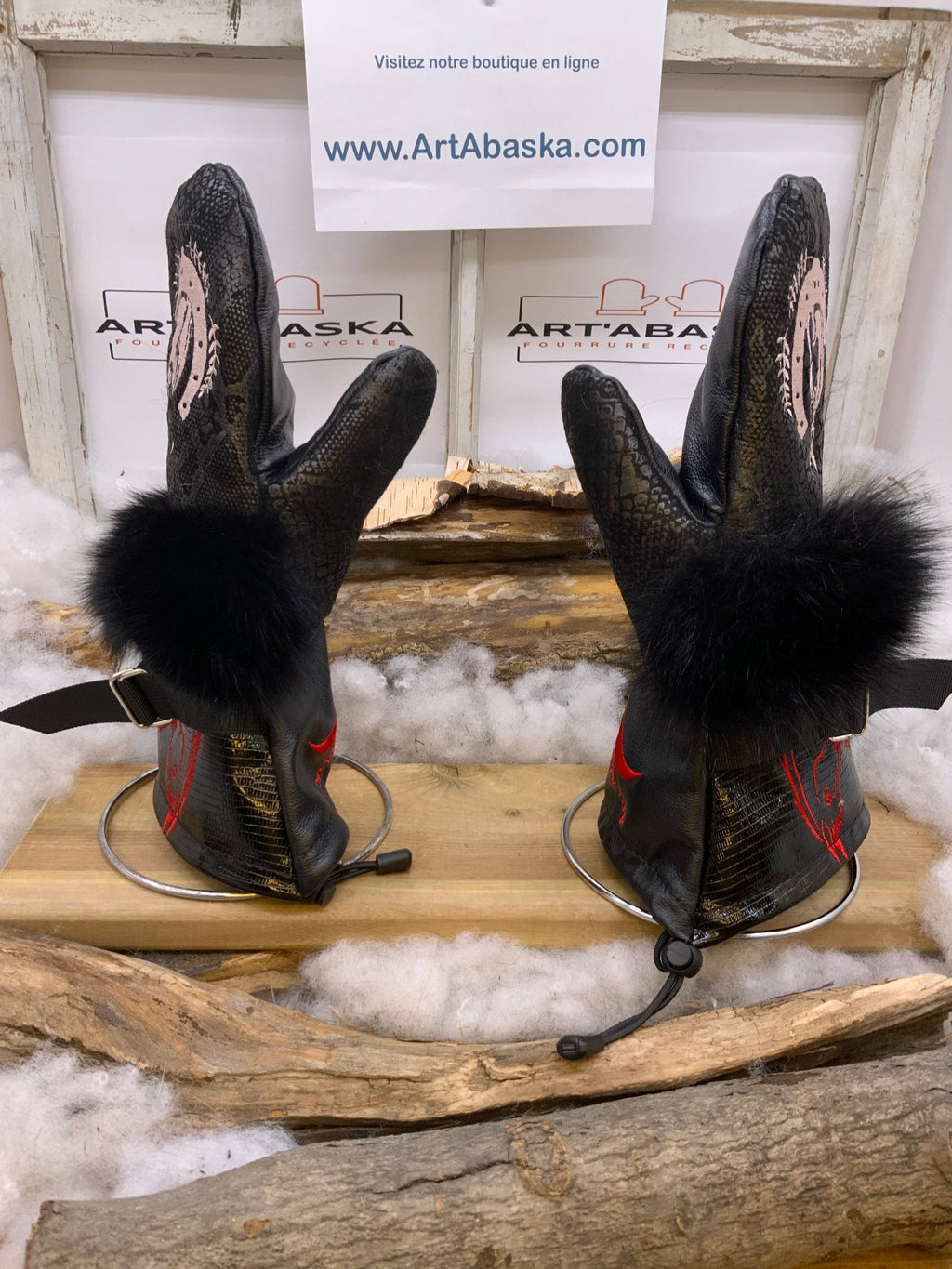 Mitaines Les Anne – Medium, cuir et fourrure recyclés noirs, broderie cheval, fait à la main au Québec