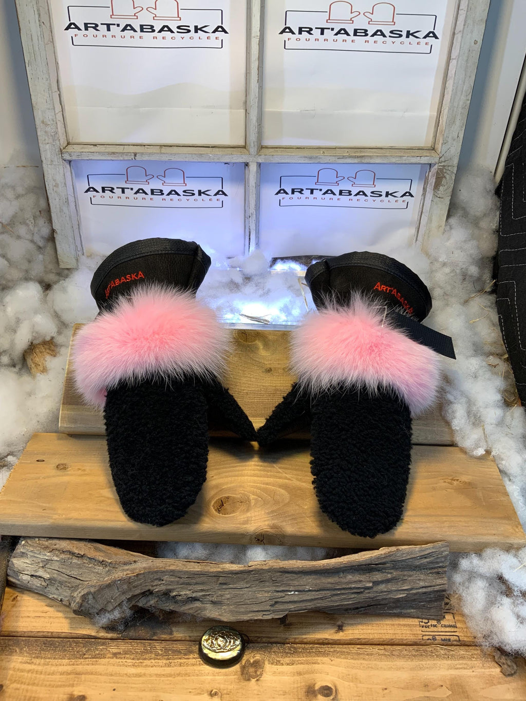Mitaines Florianne – Medium, renard recyclé rose, mouton frisé noir recyclé, cuir italien noir, fait à la main au Québec