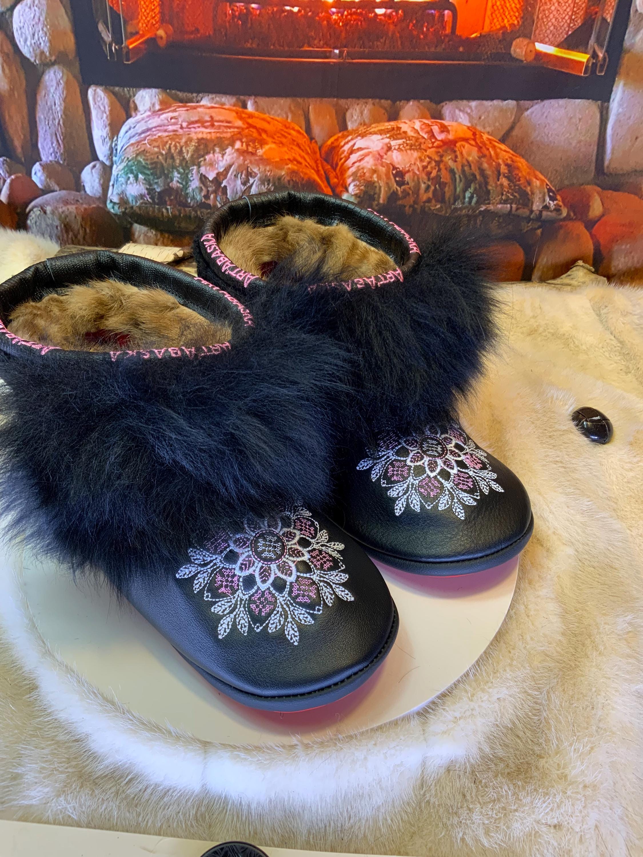 Mocassins d’intérieur Les Odette – 10 femme – cuir noir mandala brodé rose blanc & mouton recyclé, pièce unique Québec artisanal