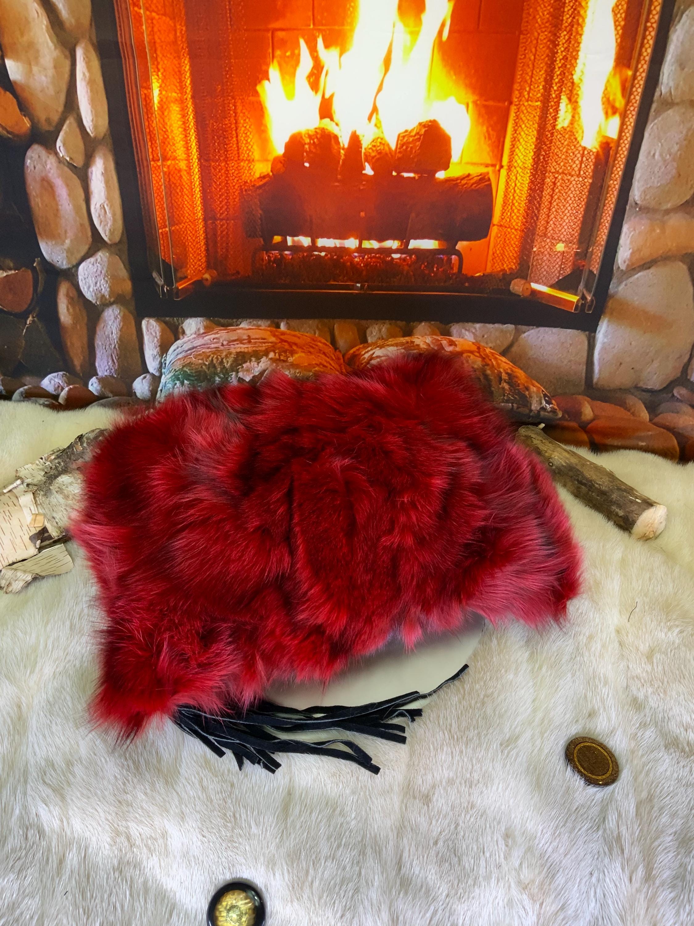 Coussin décoratif en fourrure recyclée en renard recyclé cousus en lanières style patchwork rouge