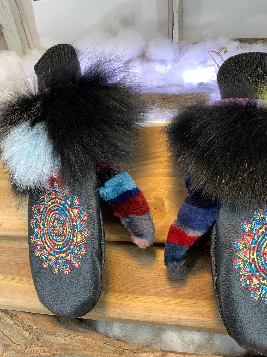 Mitaines de ville Antoinette faites à la main au Québec en fourrure recyclée patchwork avec broderie mandala artistique grandeur Medium