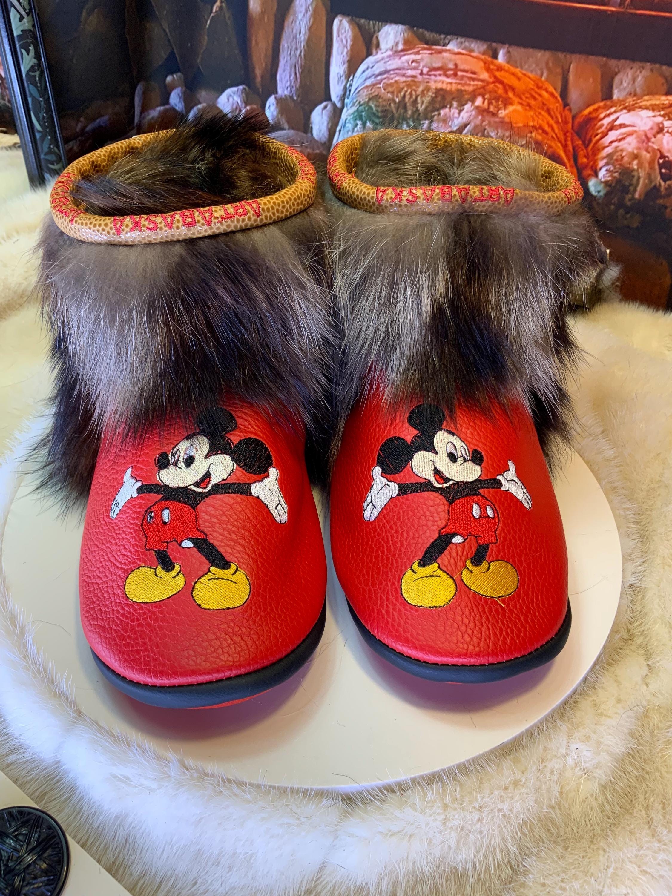 Mocassins d’intérieur Janine – 8 femme – cuir italien rouge vif brodé Mickey Mouse symétrique, faits à la main au Québec, pièce unique Art’Abaska ✨