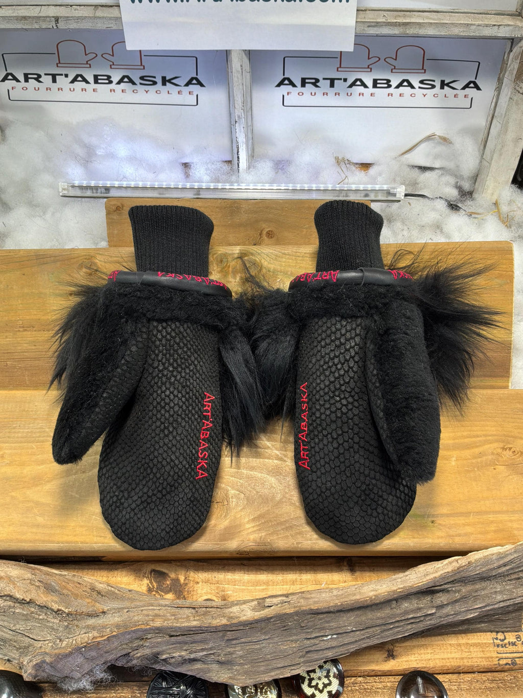Mitaines de ville Médium Claire en fourrure recyclée – Faites à la main au Québec – Légères, élégantes, confort urbain – ArtAbaska