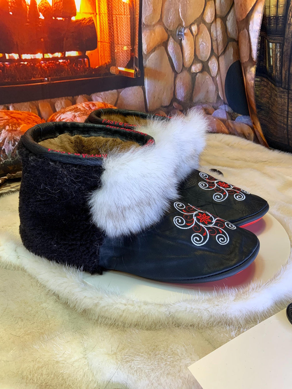 Mocassins d’intérieur Les Claudette – 10 femme – cuir imprimé brodé mandala rouge blanc & renard norvégien recyclé Québec