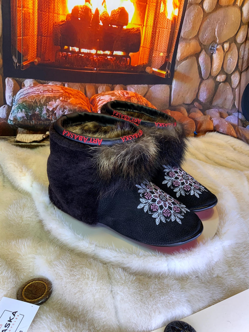 Mocassins d’intérieur Odette 9 femme, cuir suède brodé mandala blanc et rose, fourrure recyclée, faits à la main au Québec ✨🌸❤️
