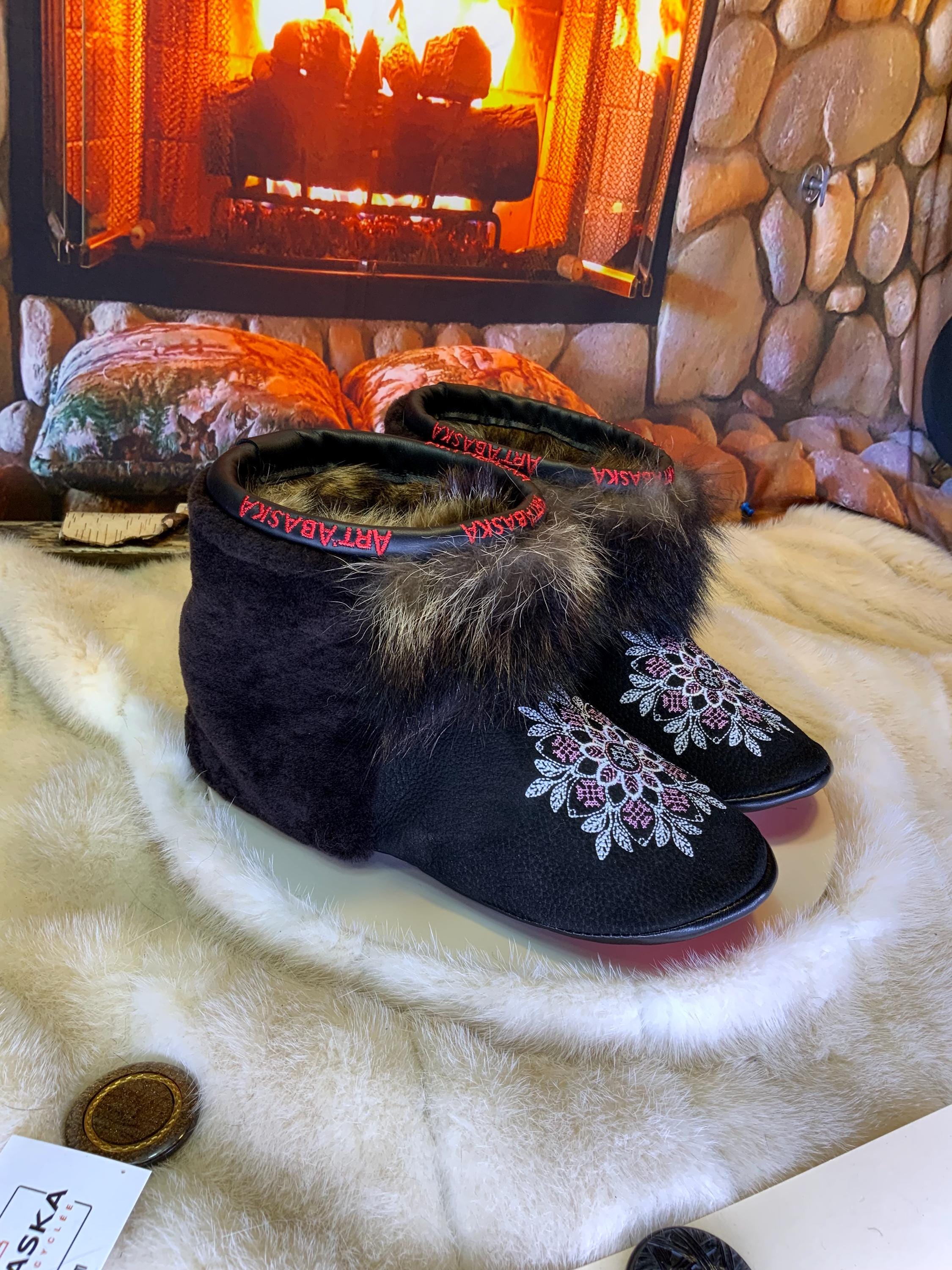 Mocassins d’intérieur Odette 9 femme, cuir suède brodé mandala blanc et rose, fourrure recyclée, faits à la main au Québec ✨🌸❤️