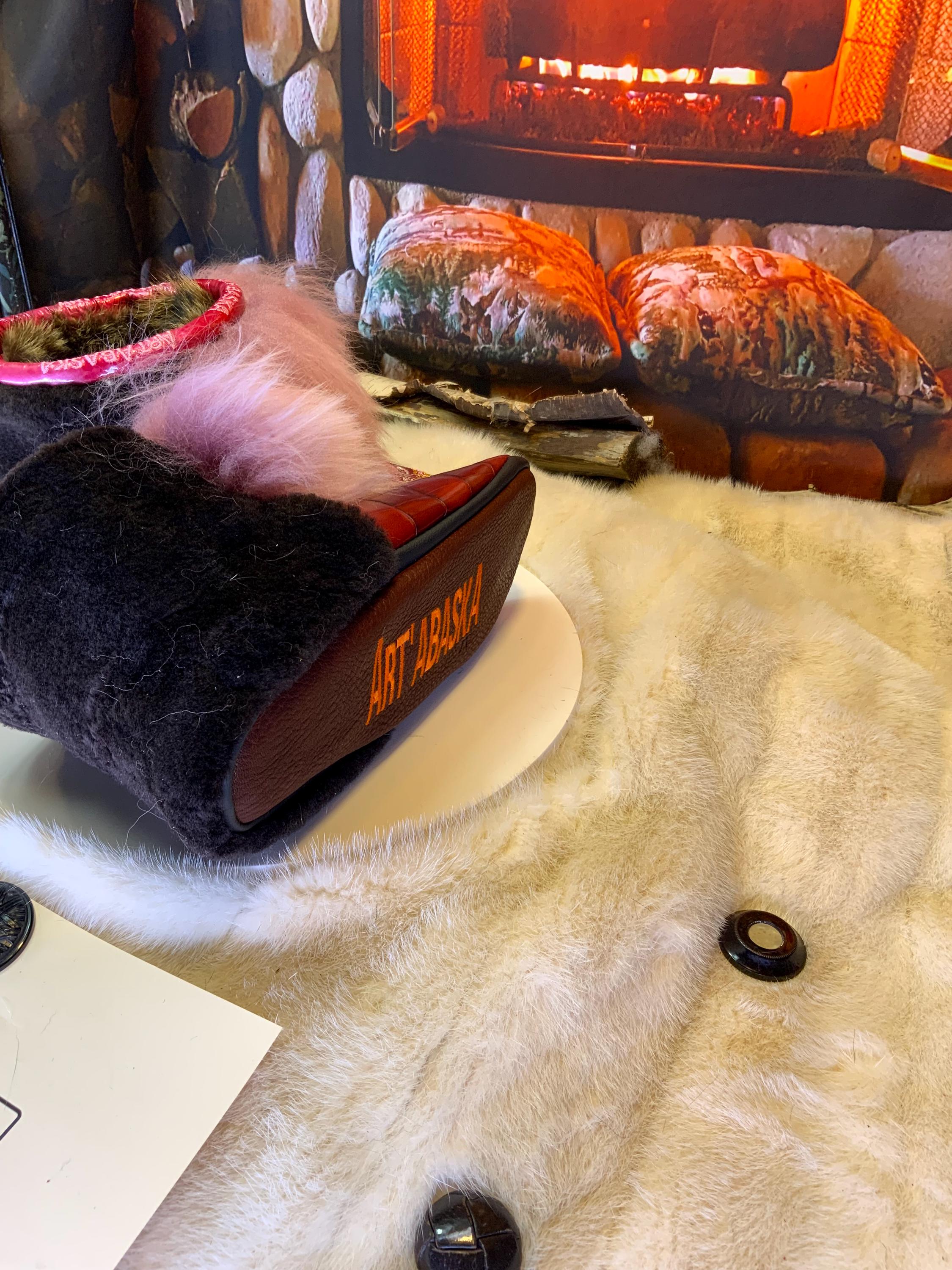 Mocassins d’intérieur Ursula – 7 femme – cuir crocodile bourgogne brodé mandala rose-or, fourrure recyclée & semelle brune, pièce unique faite à la main au Québec ✨🌸