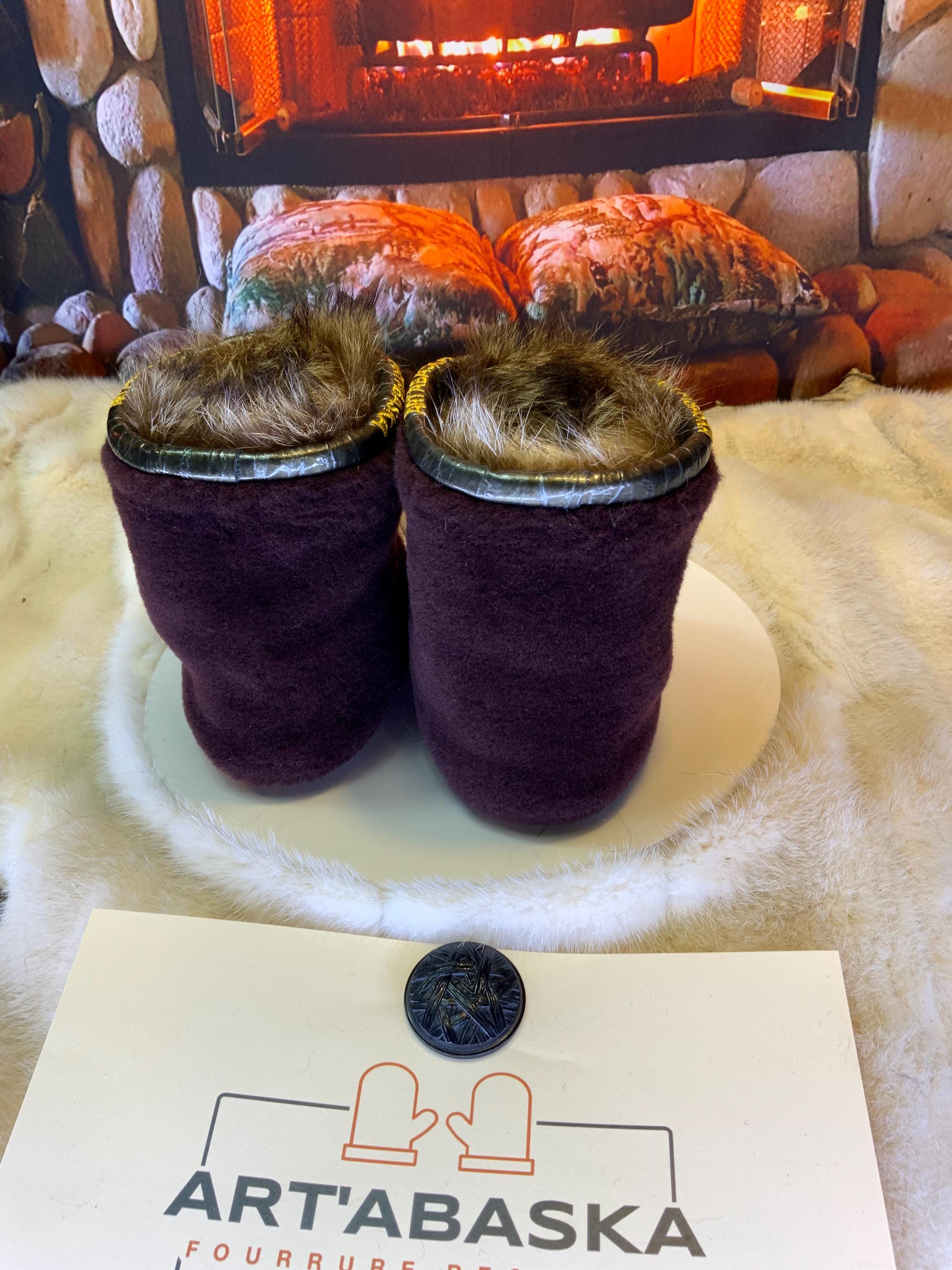 Mocassins d’intérieur Rolande 7 femme, cuir imprimé crocodile bourgogne, fourrure recyclée, faits à la main au Québec ✨❤️🤎