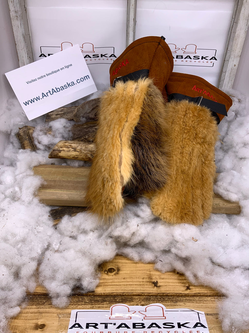 Mitaines Léontine XL – Castor remodelé & naturel, cuir brun-rouille suède, logo brodé rouge, fait à la main, pièce unique Québec