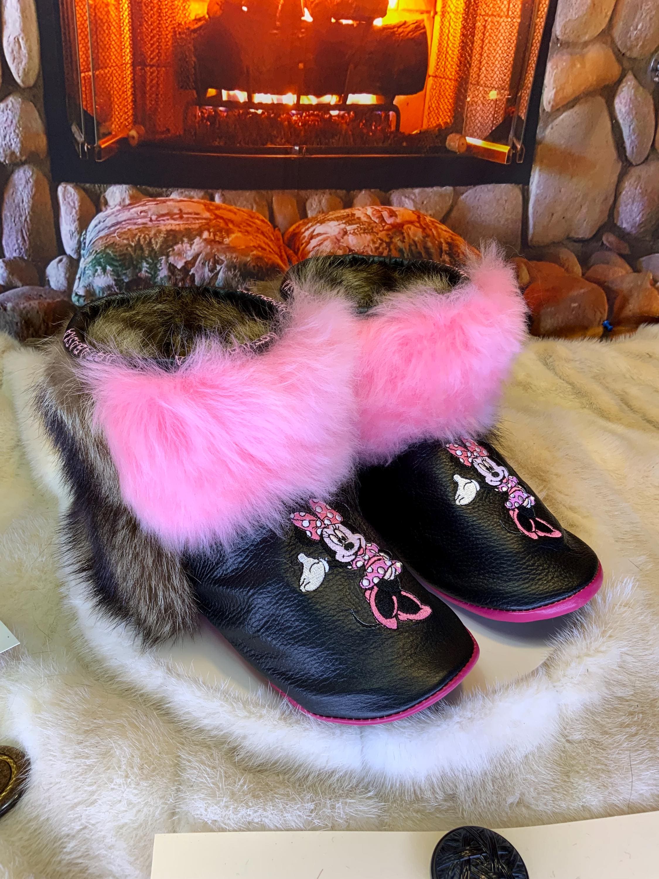 Mocassins d’intérieur Claudine 8 femme, cuir italien brodé Minnie Mouse rose, mouton recyclé, faits à la main au Québec 🎀✨