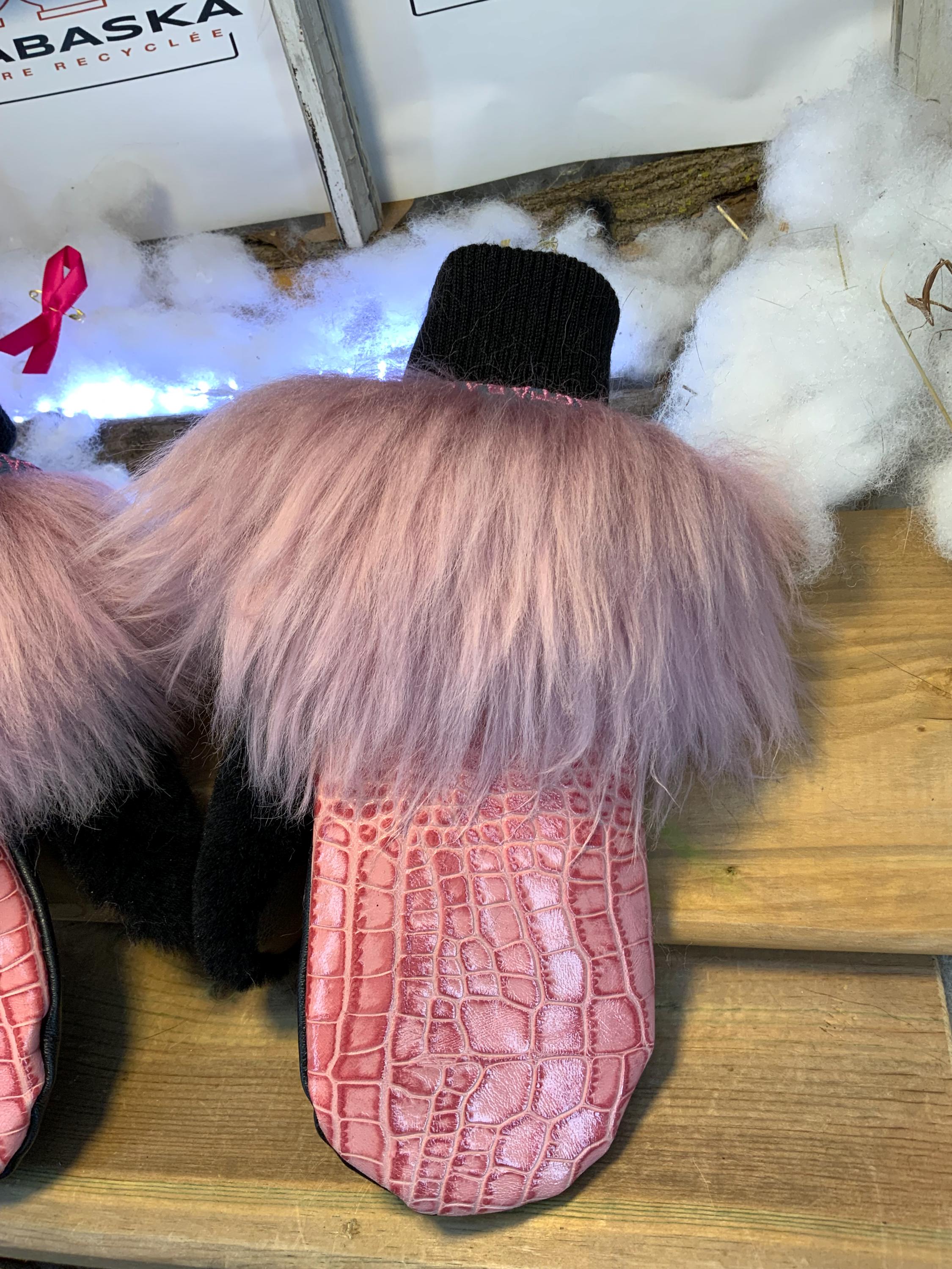 Mitaines de ville Irène faites à la main au Québec en fourrure recyclée avec cuir italien texturé rose grandeur Large