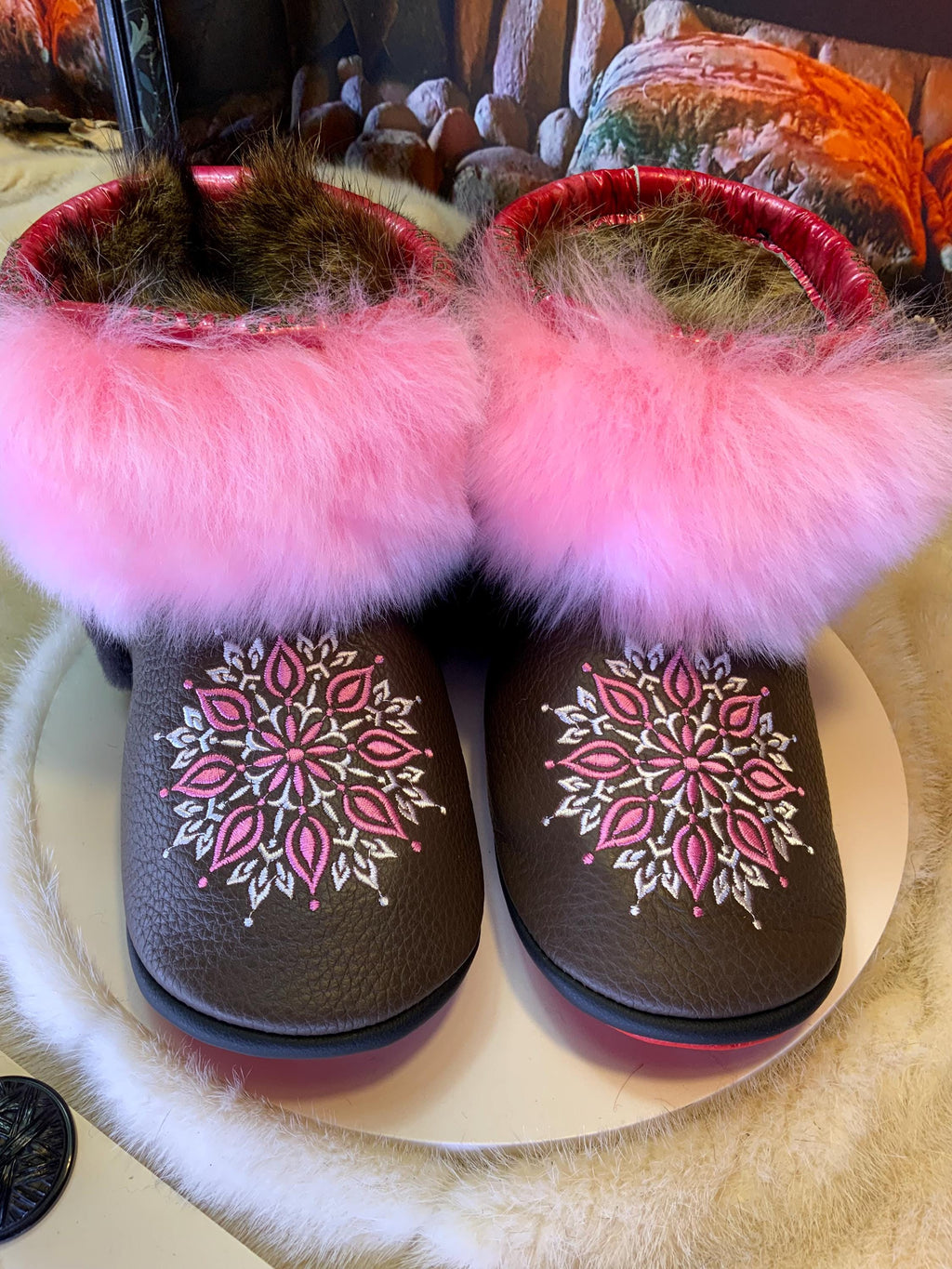 Mocassins d’intérieur Les Jacqueline – 9 femme – cuir brun & mandala brodé rose, mouton recyclé, confort 365 jours/an, Québec