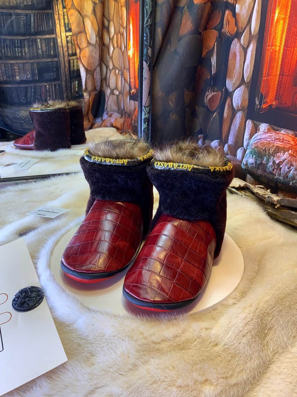 Mocassins d’intérieur Rolande 7 femme, cuir imprimé crocodile bourgogne, fourrure recyclée, faits à la main au Québec ✨❤️🤎
