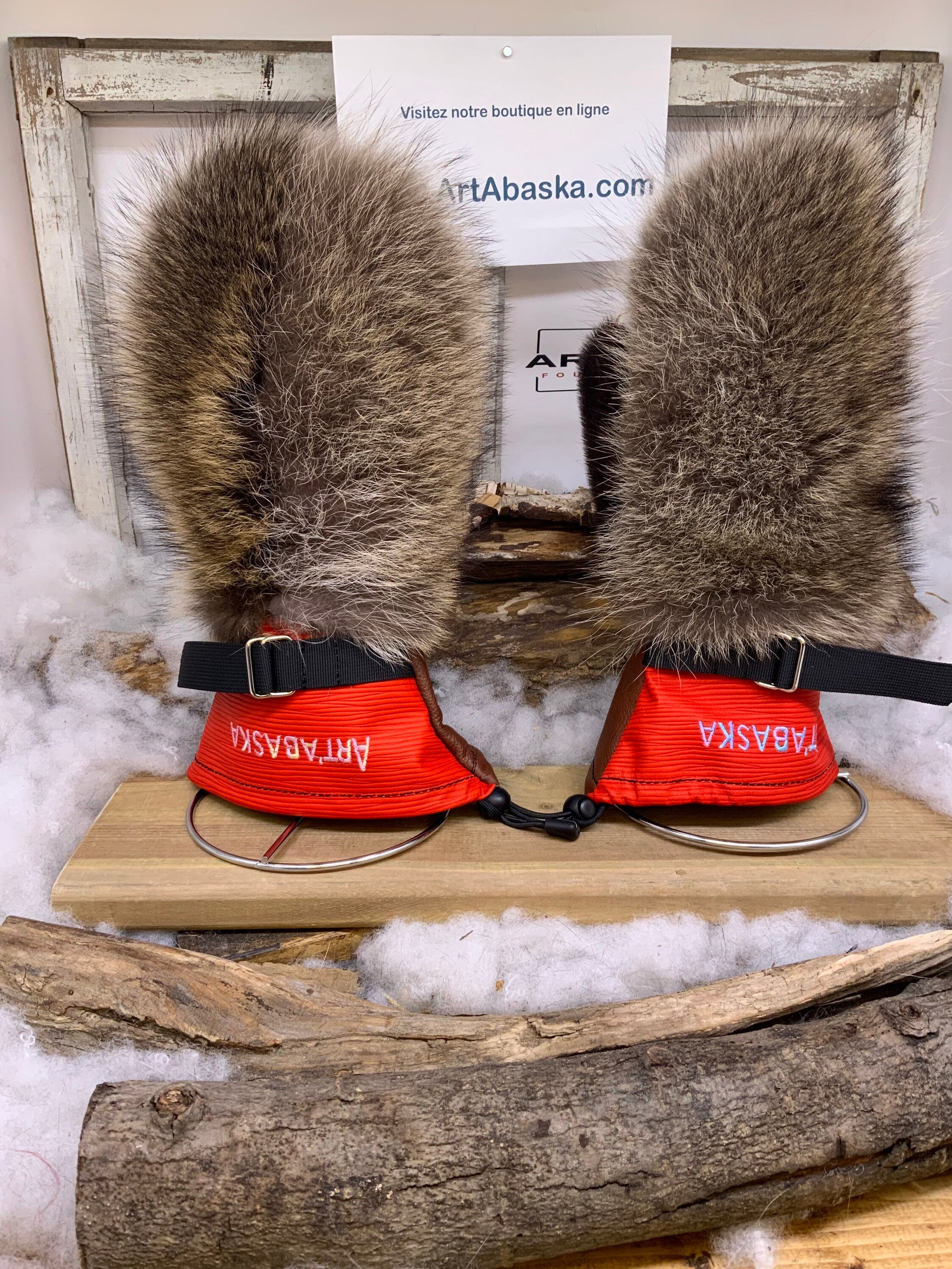 Mitaines Les Claudette – Médium, raton laveur et vison recyclés avec cuir embossé rouge, fait à la main au Québec, pièce unique artisanale