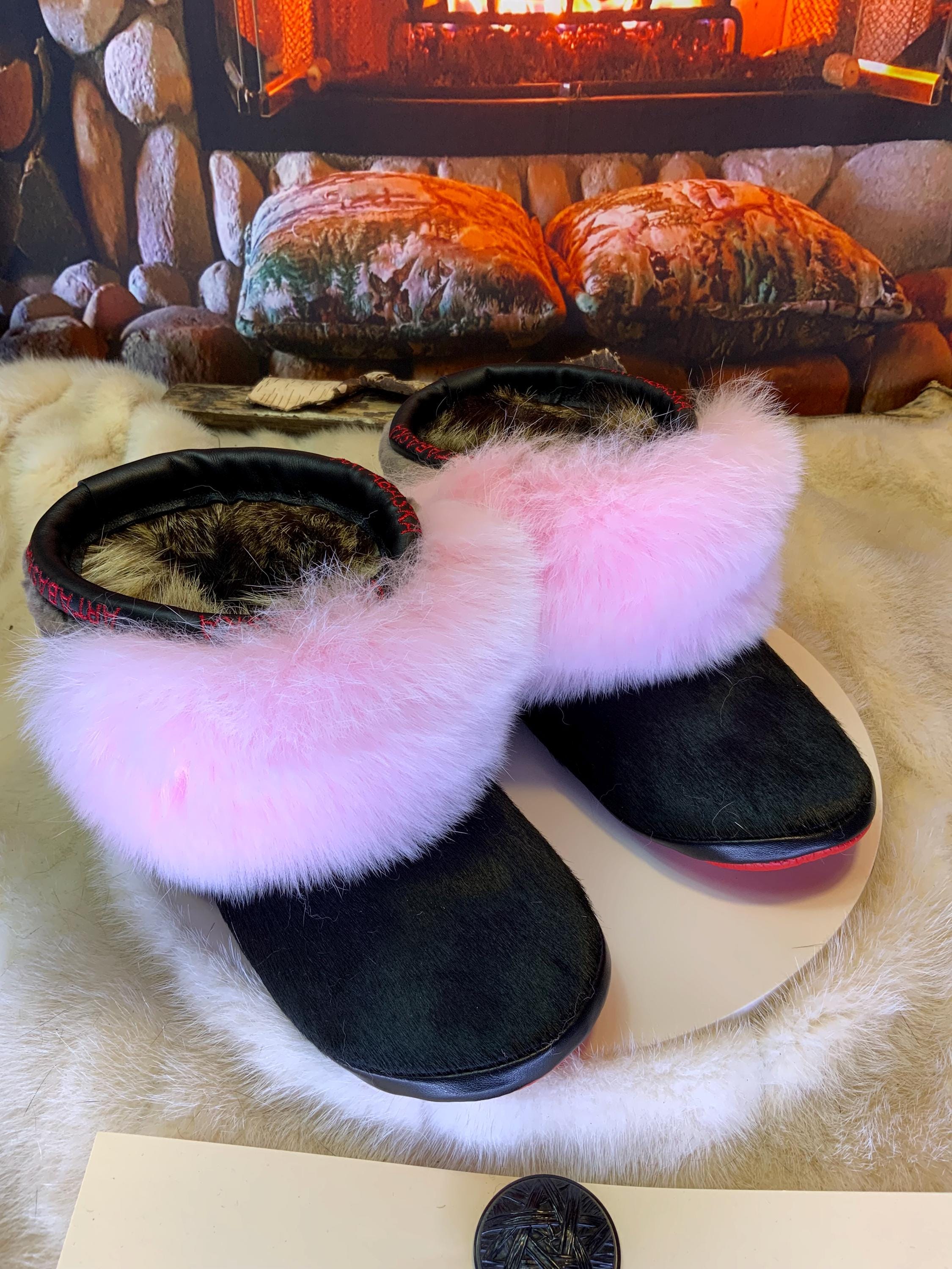 Mocassins d’intérieur Jacqueline – 6 femme – cuir de vache noire recyclée, renard rose rare & mouton charcoal, semelle rouge, faits à la main au Québec ✨🖤💗❤️