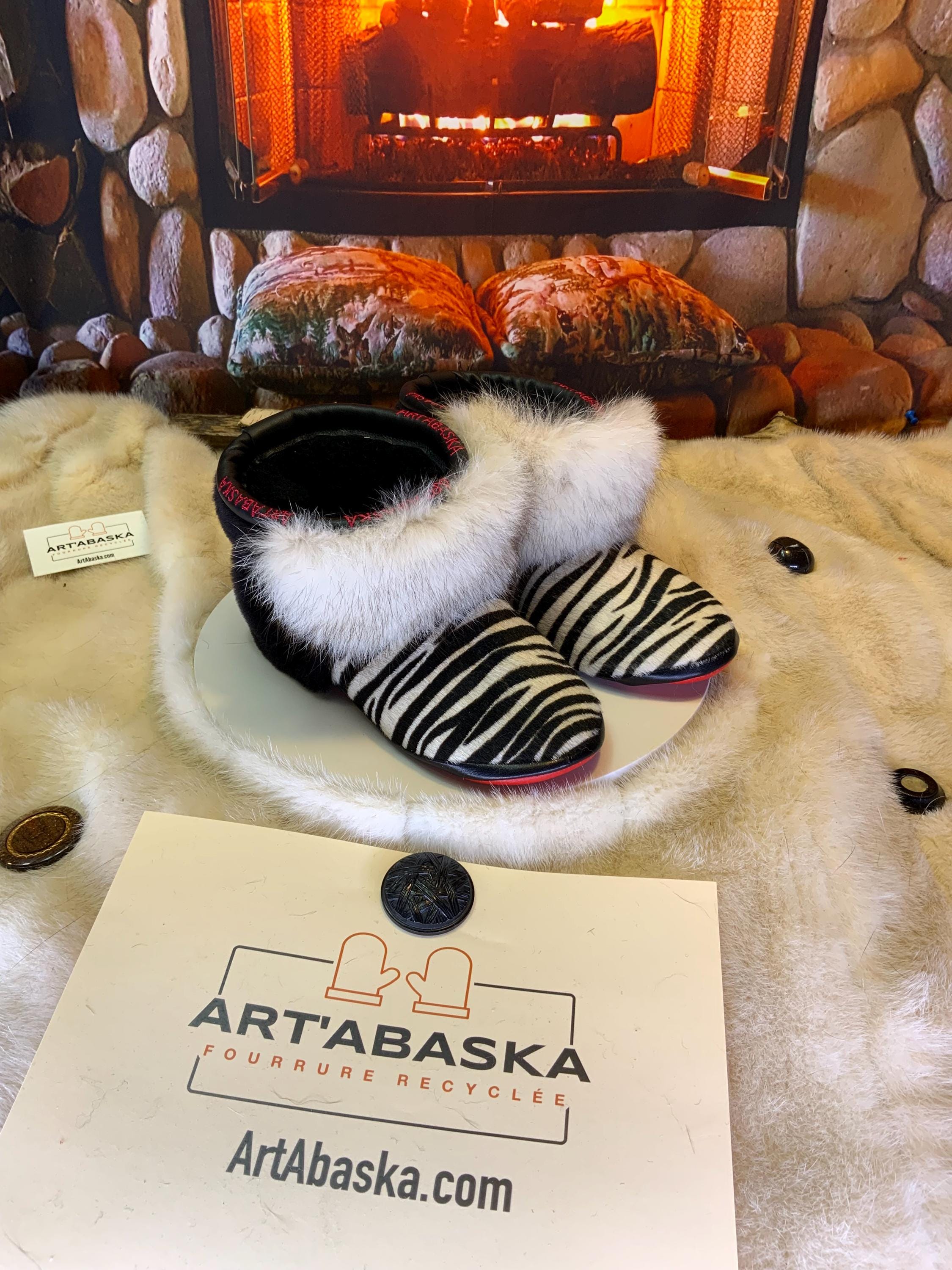 Mocassins d’intérieur Thérèse – 6 femme – cuir recyclé imprimé zèbre, renard norvégien & mouton noir, pièce unique du Québec ✨🖤🤍