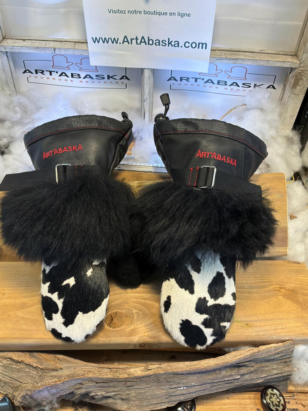 Mitaines Mariette Small peau de vache recyclée noir et blanc avec bande de mouton noir, cuir italien noir, fait à la main au Québec