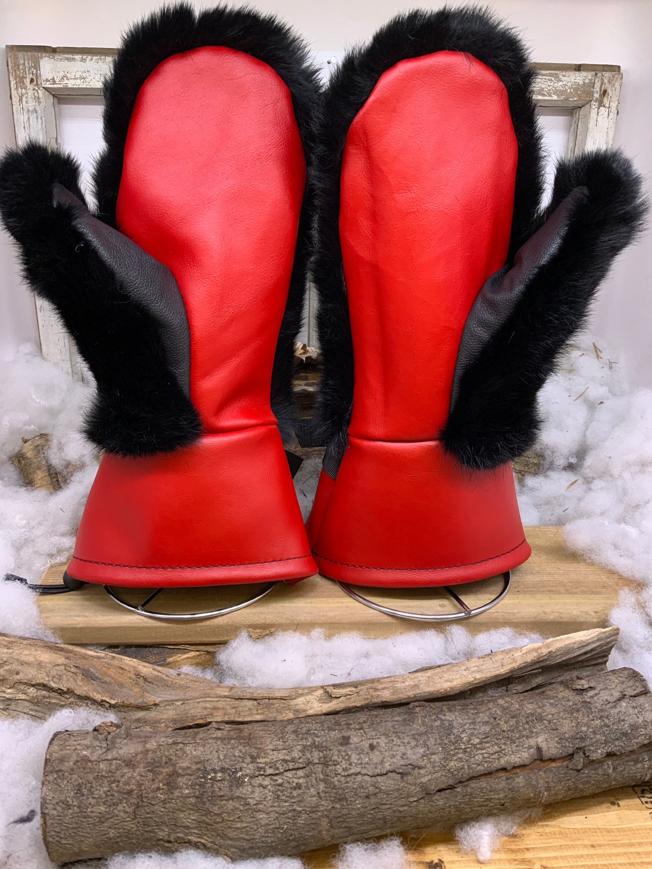Mitaines Hélèna X Large – Fourrure de lapin noir recyclé et cuir rouge vibrant Québec fait à la main pièce unique