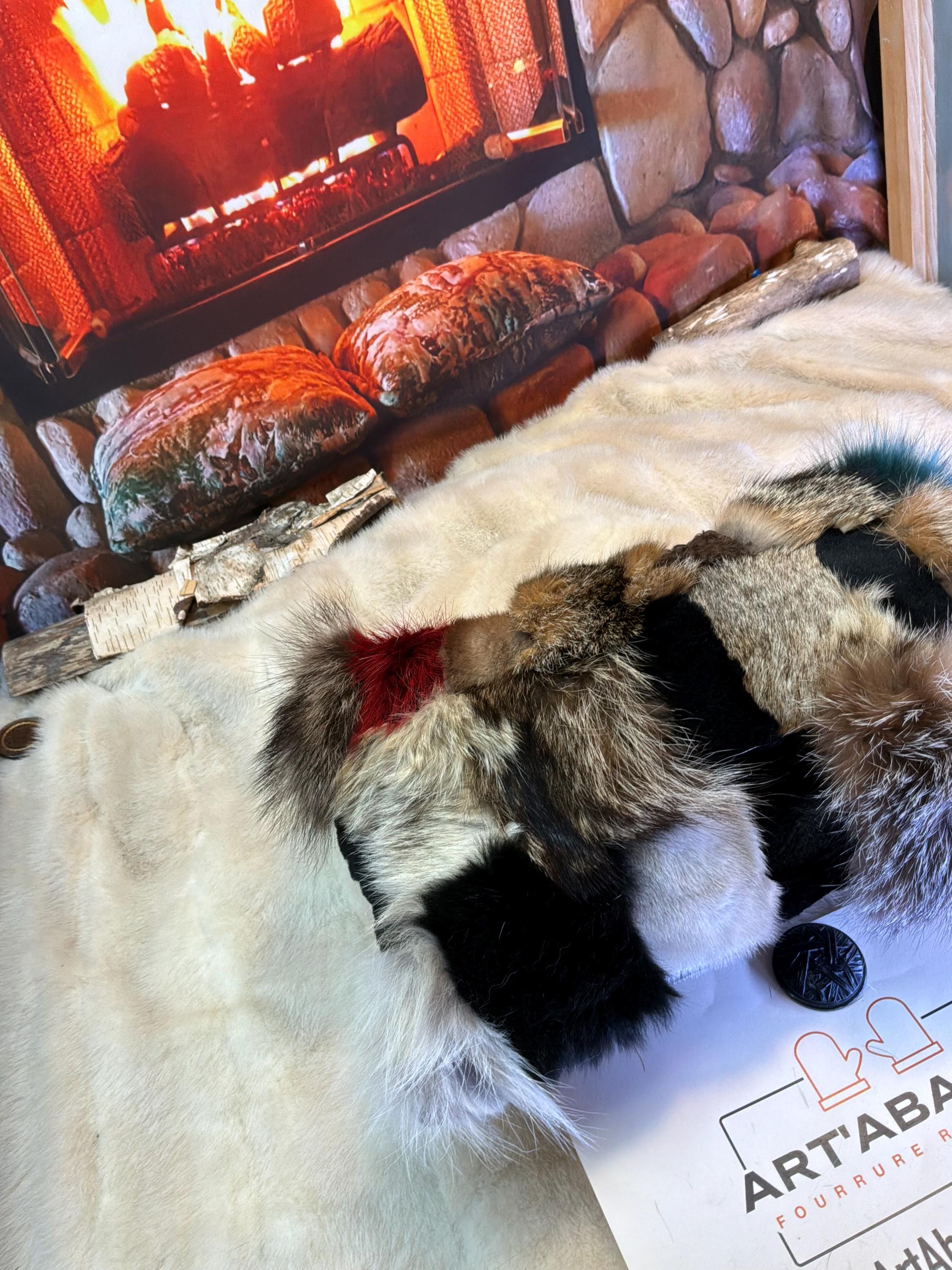 Coussin patchwork fourrures recyclées fait à la main Québec coussin décoratif cuir brodé tête de cheval pièce unique ArtAbaska