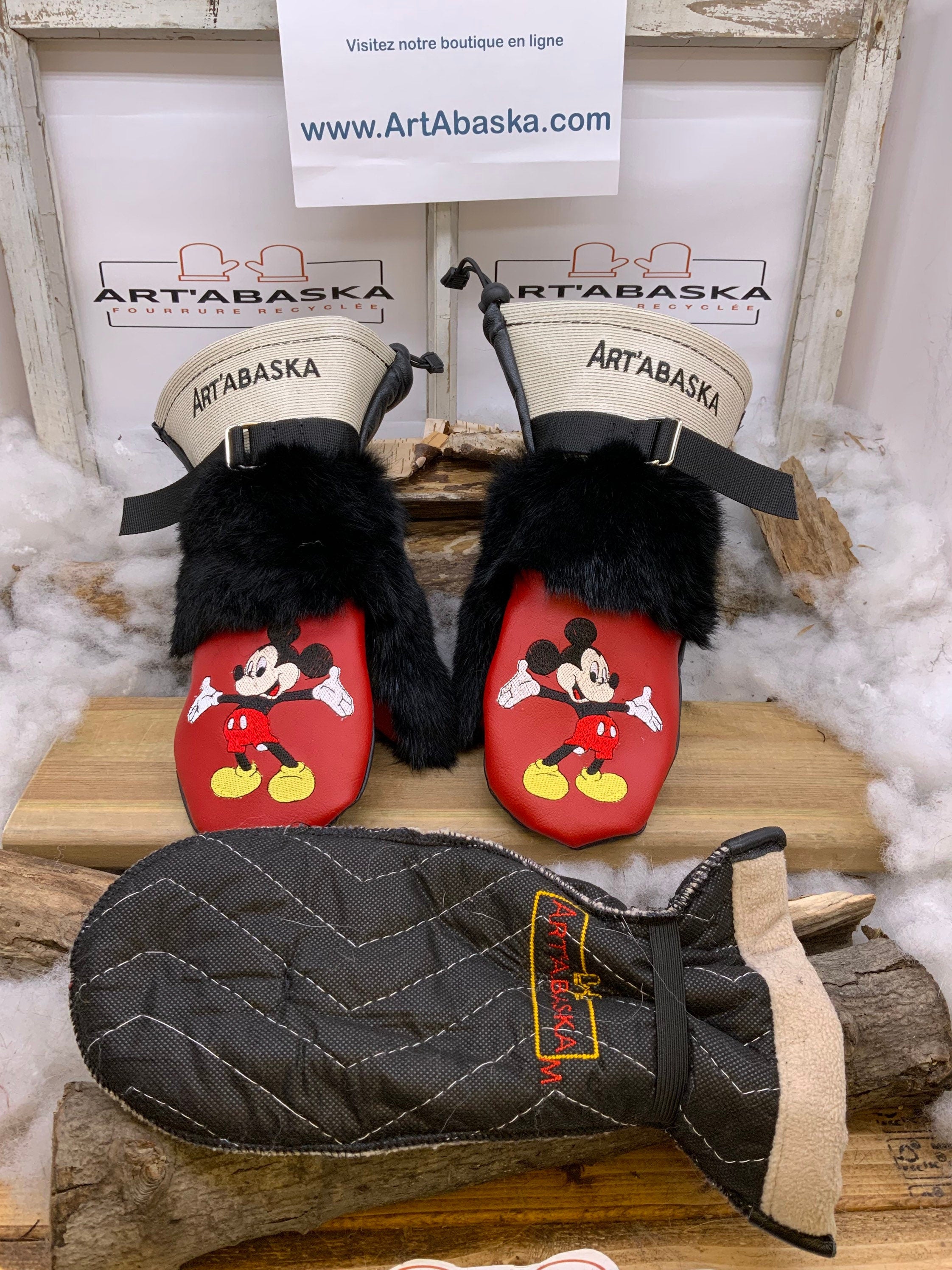 Mitaines Les Lucie – Médium – Édition Spéciale Mickey – fourrure recyclée lapin noir et cuir rouge embossé – fait à la main Québec