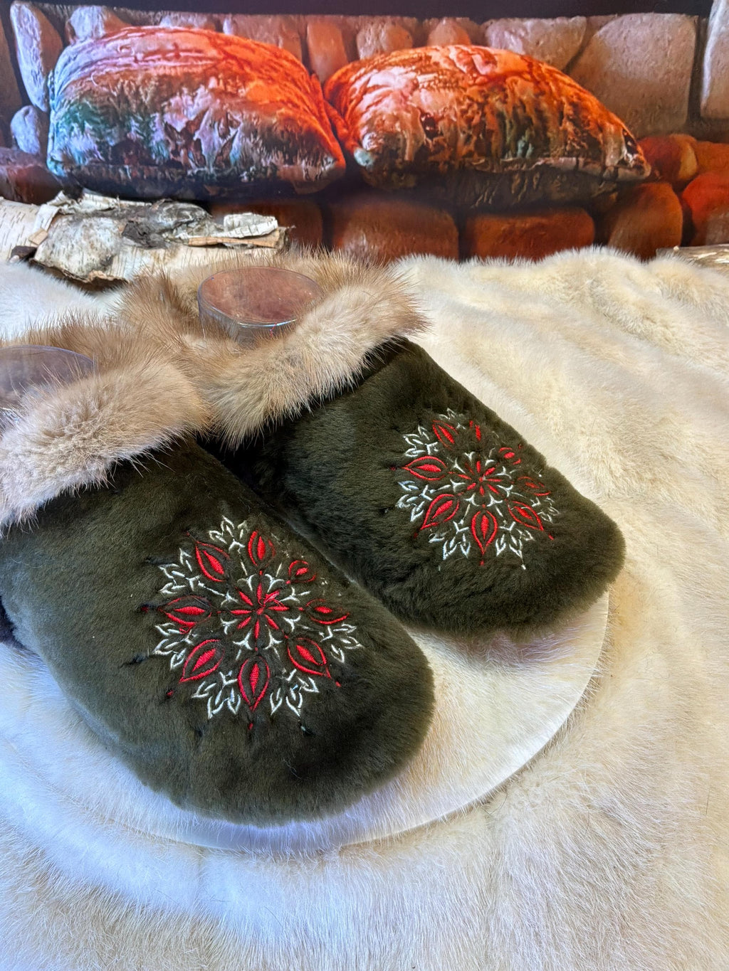 Slipper Précille pointure 8 femme – Sherling italien & cuir recyclé, pièce unique faite à la main au Québec édition brodée