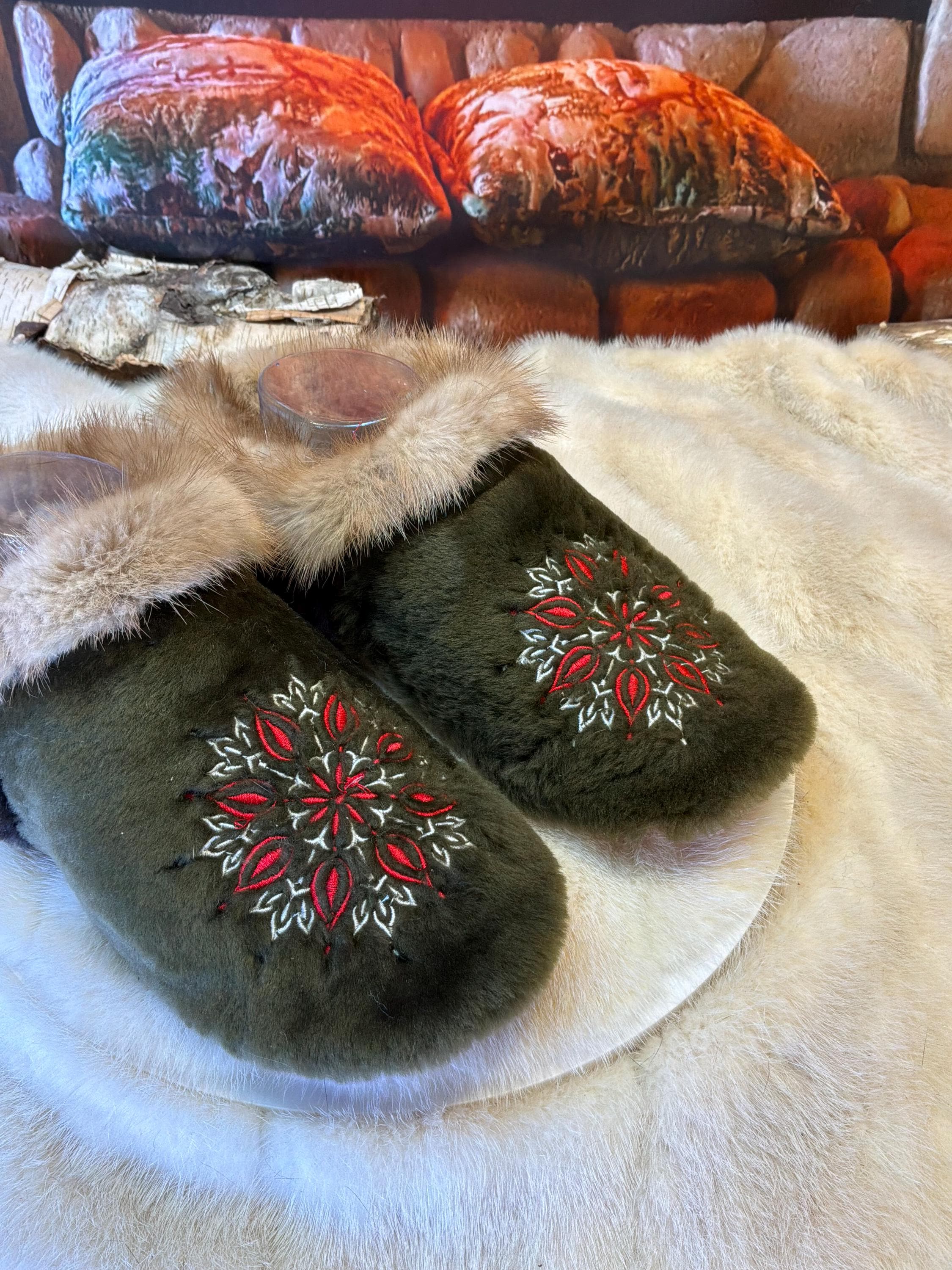 Slipper Précille pointure 8 femme – Sherling italien & cuir recyclé, pièce unique faite à la main au Québec édition brodée