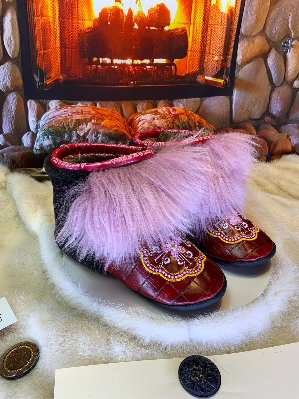 Mocassins d’intérieur Ursula – 7 femme – cuir crocodile bourgogne brodé mandala rose-or, fourrure recyclée & semelle brune, pièce unique faite à la main au Québec ✨🌸