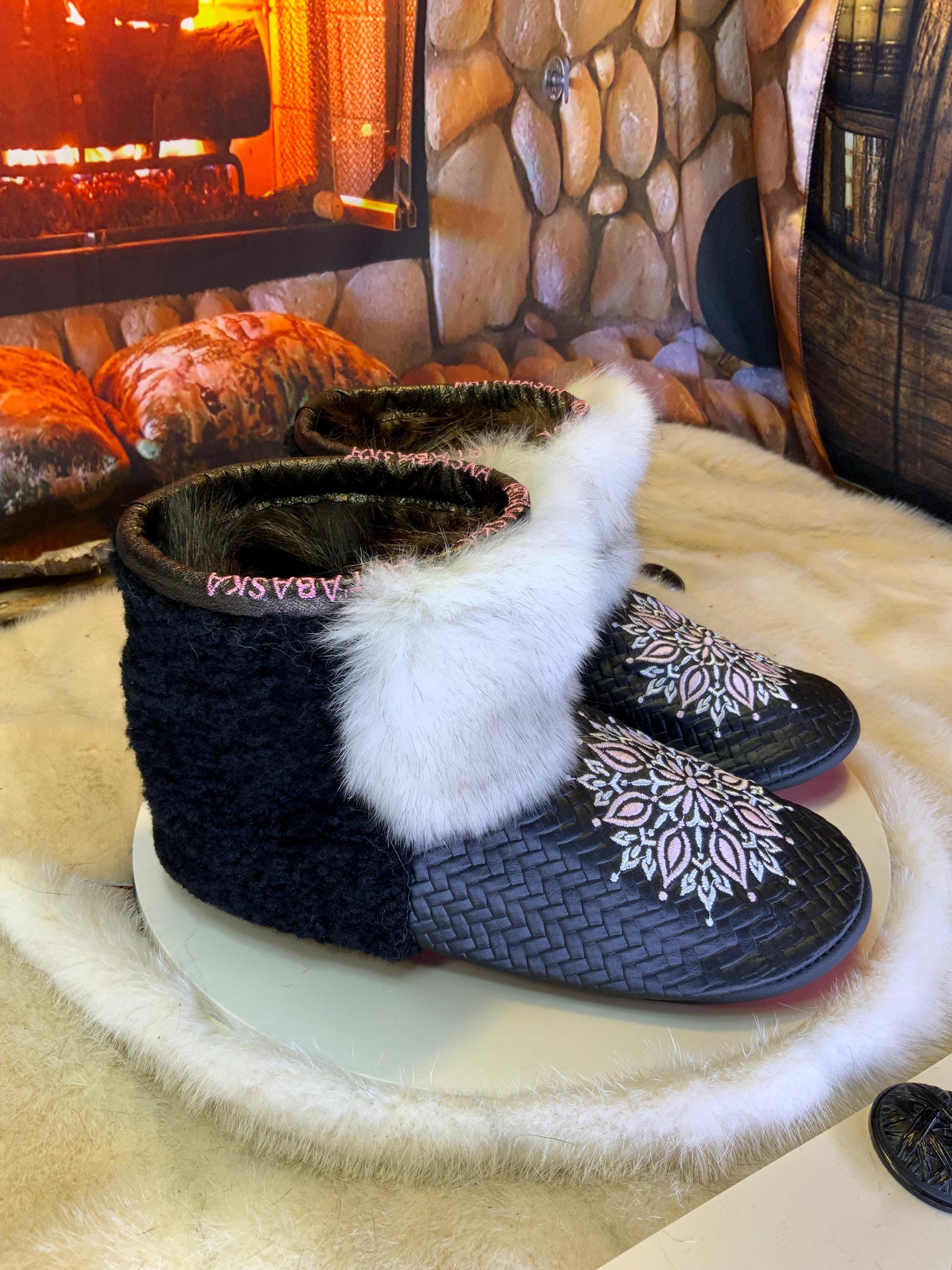 Mocassins d’intérieur Colette – 7 femme – cuir chevron noir italien & mandala brodé rose-blanc, œuvre d’art unique du Québec ✨🖤🌸