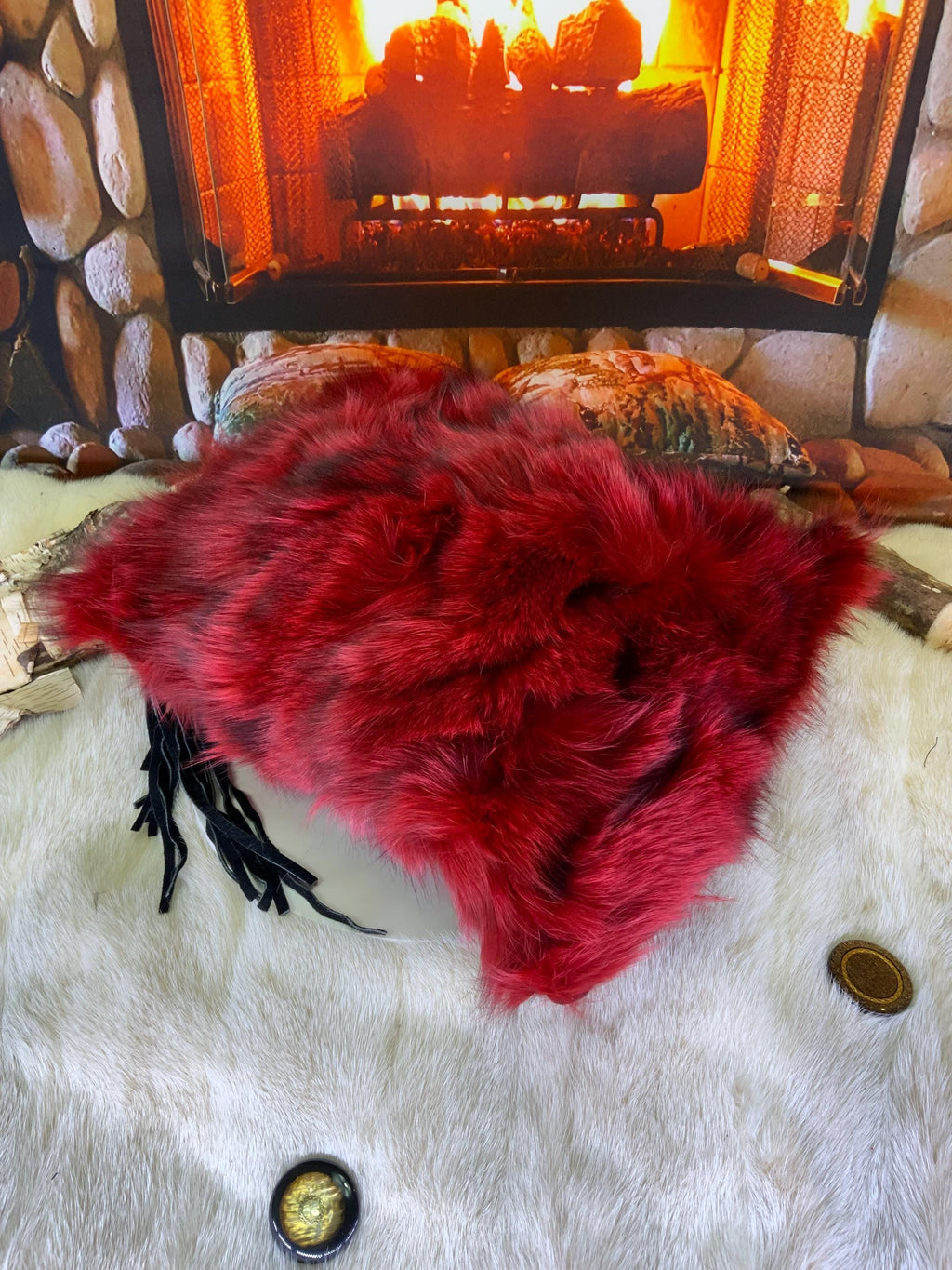 Coussin décoratif en fourrure recyclée en renard recyclé cousus en lanières style patchwork rouge