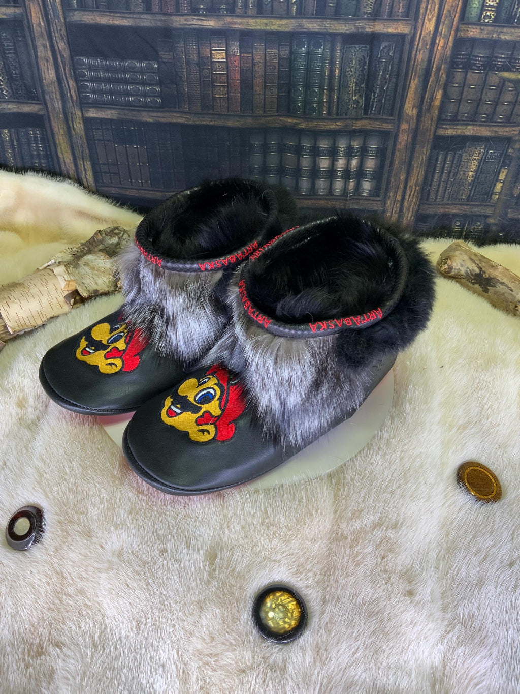 Mocassin d’intérieur homme Les Berthe – pointure 11 – édition Mario Bross – fourrure recyclée  patchwork renard – fait à la main au Québec