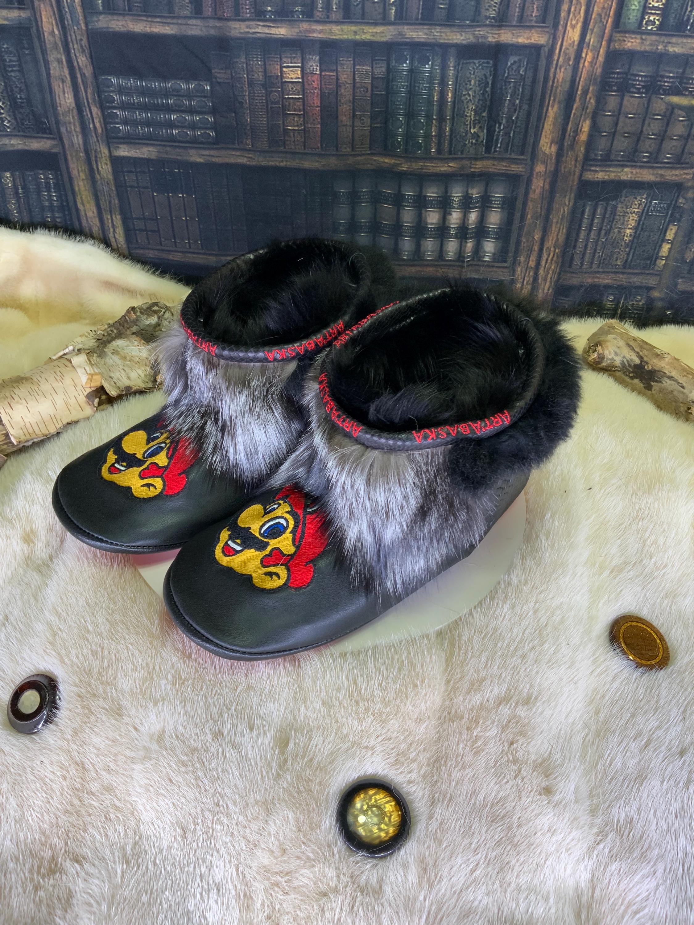 Mocassin d’intérieur homme Les Berthe – pointure 11 – édition Mario Bross – fourrure recyclée  patchwork renard – fait à la main au Québec