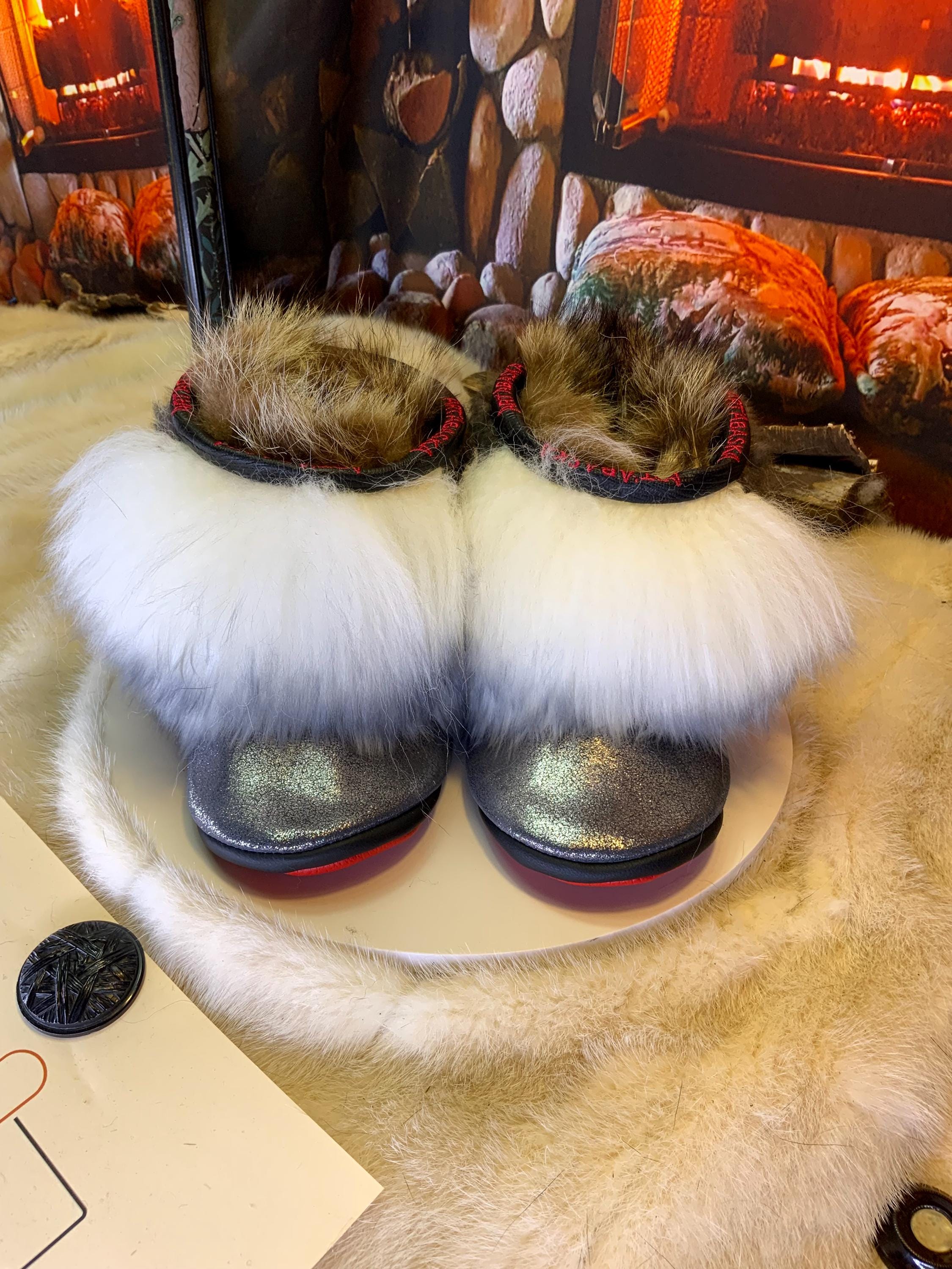 Mocassins d’intérieur Denise – 6 femme – cuir argenté recyclé brillant, semelle rouge brodée ArtAbaska bleu royal, pièce unique Québec ✨