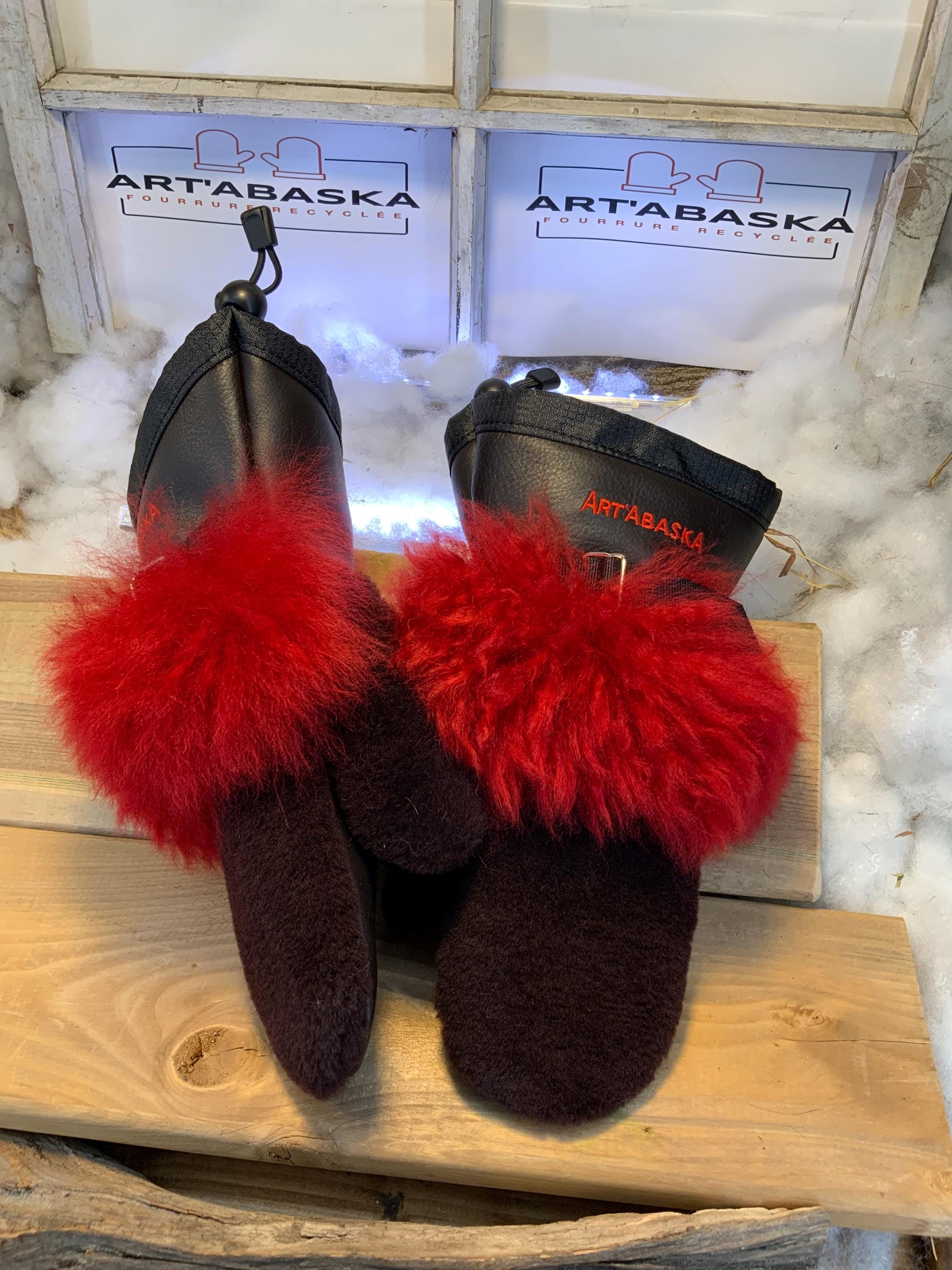 Mitaines de luxe Clothilde Small – Fourrure recyclée bourgogne & rouge, cuir italien noir, cadeau unique fait à la main Québec