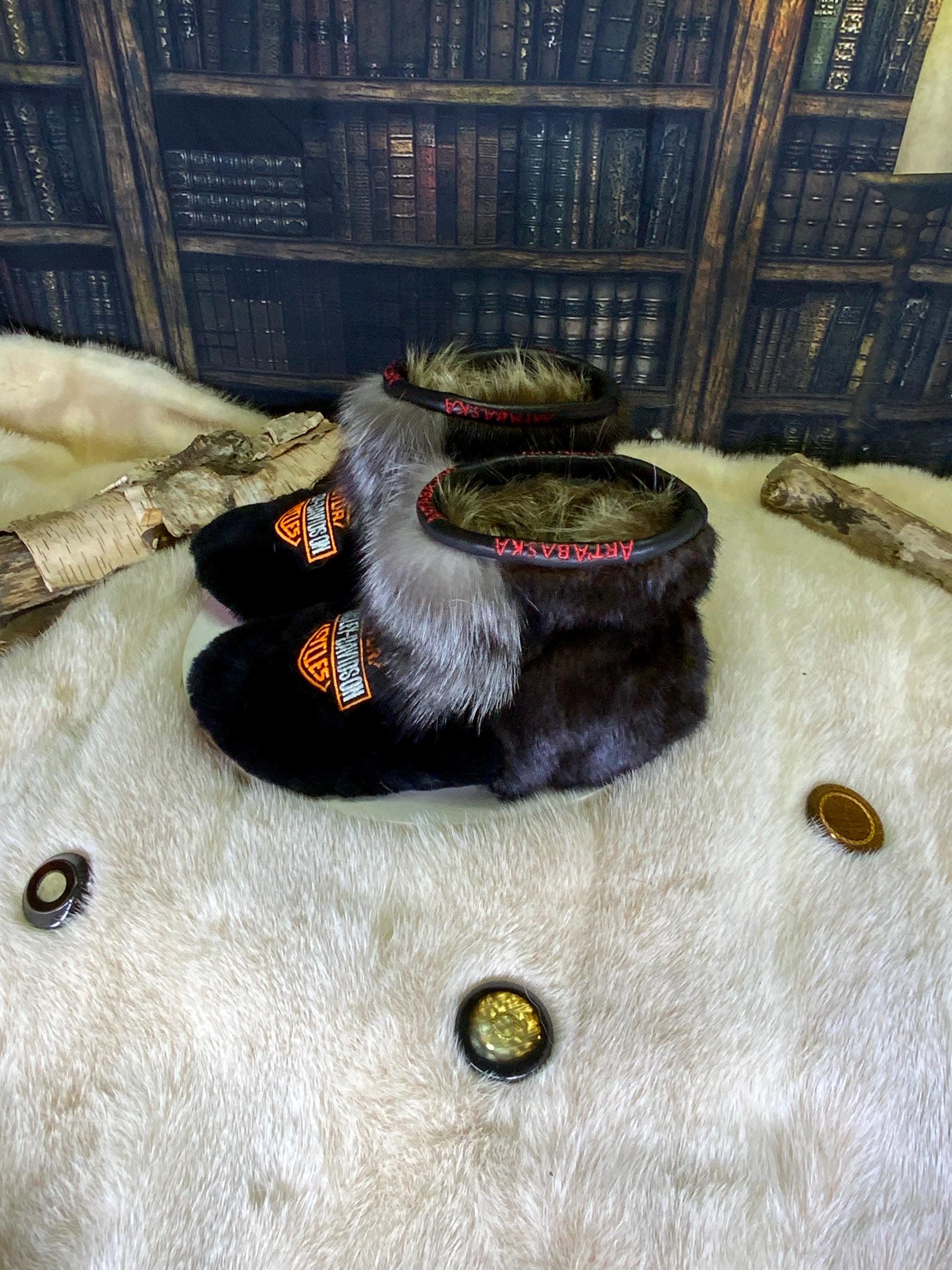 Mocassins d’intérieur Évelyne pour femme 7 en mouton rasé recyclé brodé, vison brun recyclé et renard Crystal recyclé – faits à la main au Québec, chauds, respirants, confort de luxe, pièce unique Art’Abaska 💕