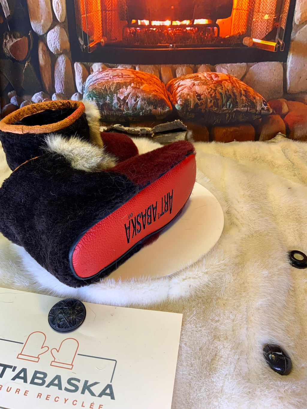 Mocassins d’intérieur Mariette – 8 femme – édition tout en fourrure recyclée en mouton bourgogne, coyote & mouton café, semelle rouge, faits à la main au Québec ✨❤️