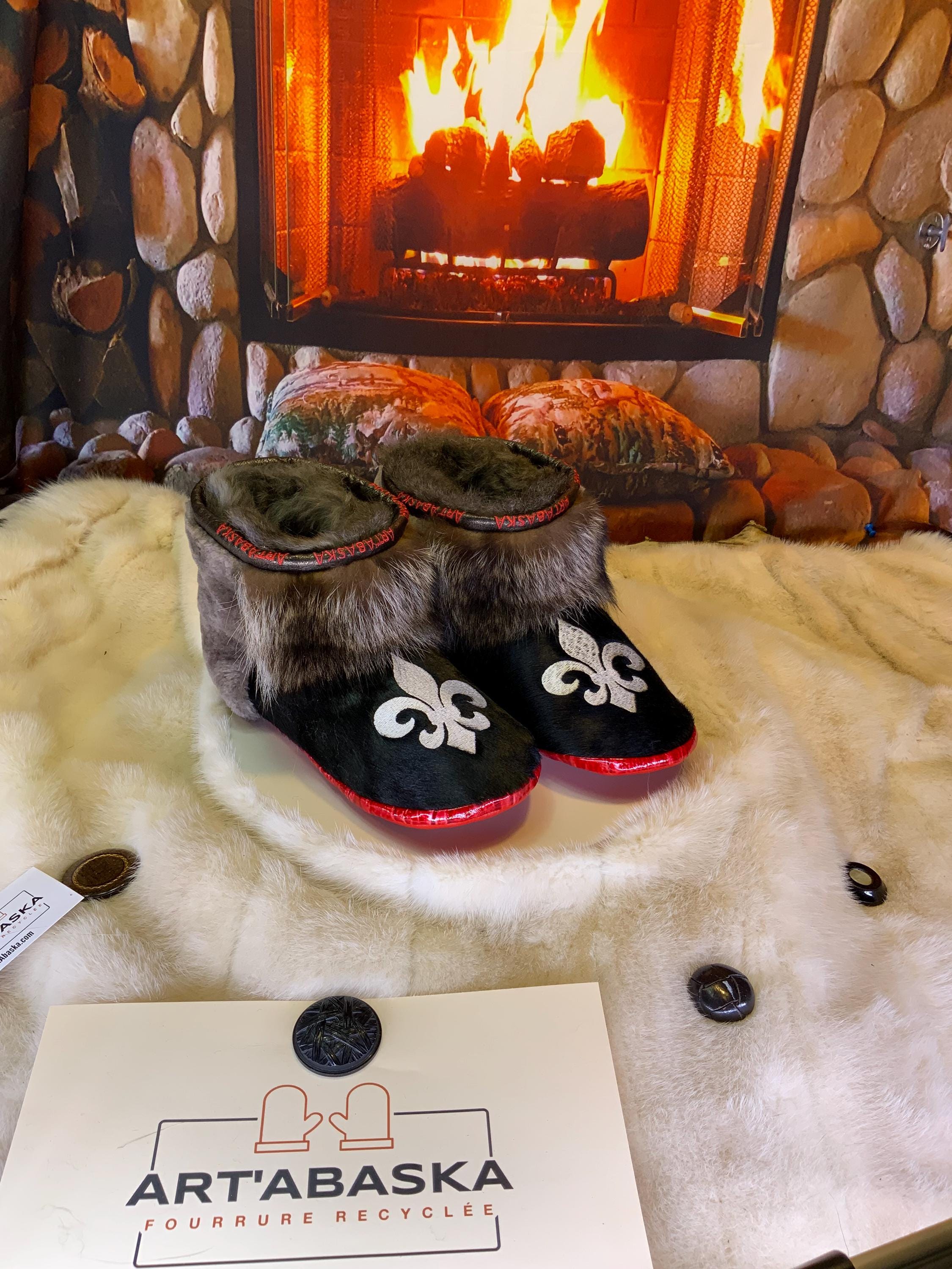 Mocassin d’intérieur Les Monique  pointure 11 homme édition Fleur de lys – cuir & fourrure recyclée – fait à la main au Québec, pièce unique