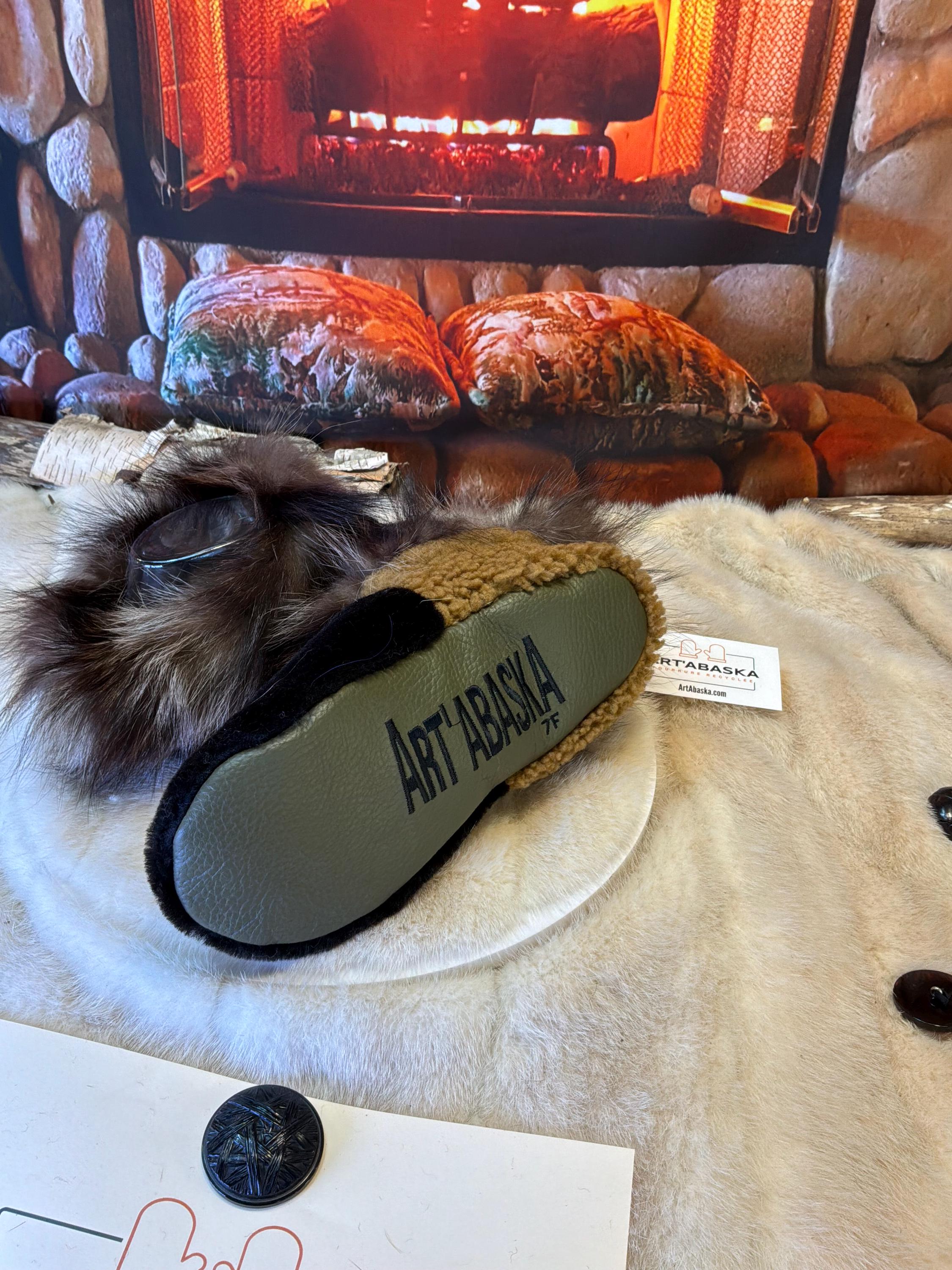 Slipper Marcelle pointure 7 femme – Sherling italien & cuir recyclé, pièce unique faite à la main au Québec Édition Brodée