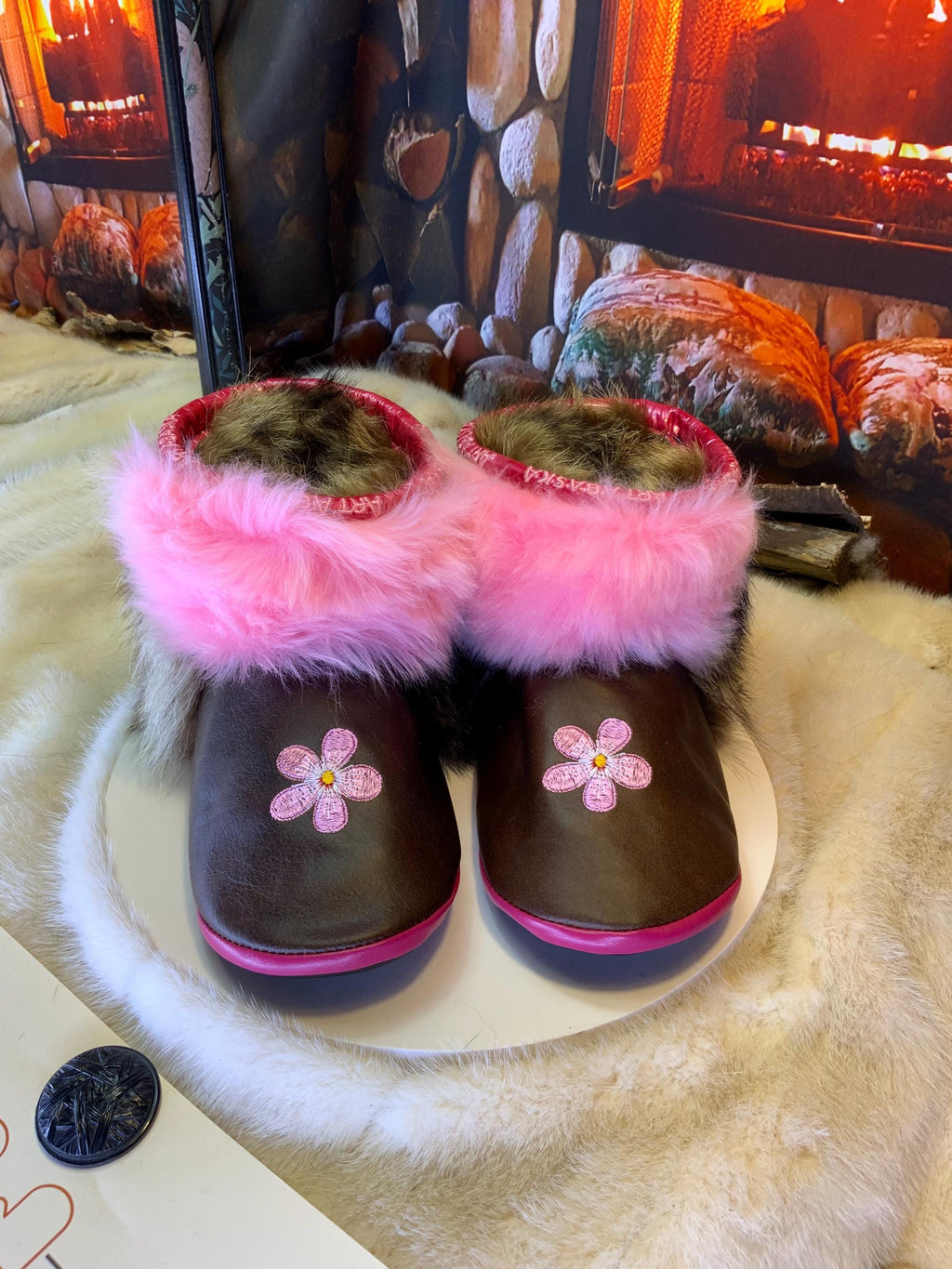 Mocassins d’intérieur Les Rita – 9 femme – cuir italien brun café brodé marguerite rose & fourrures recyclées fait main Québec