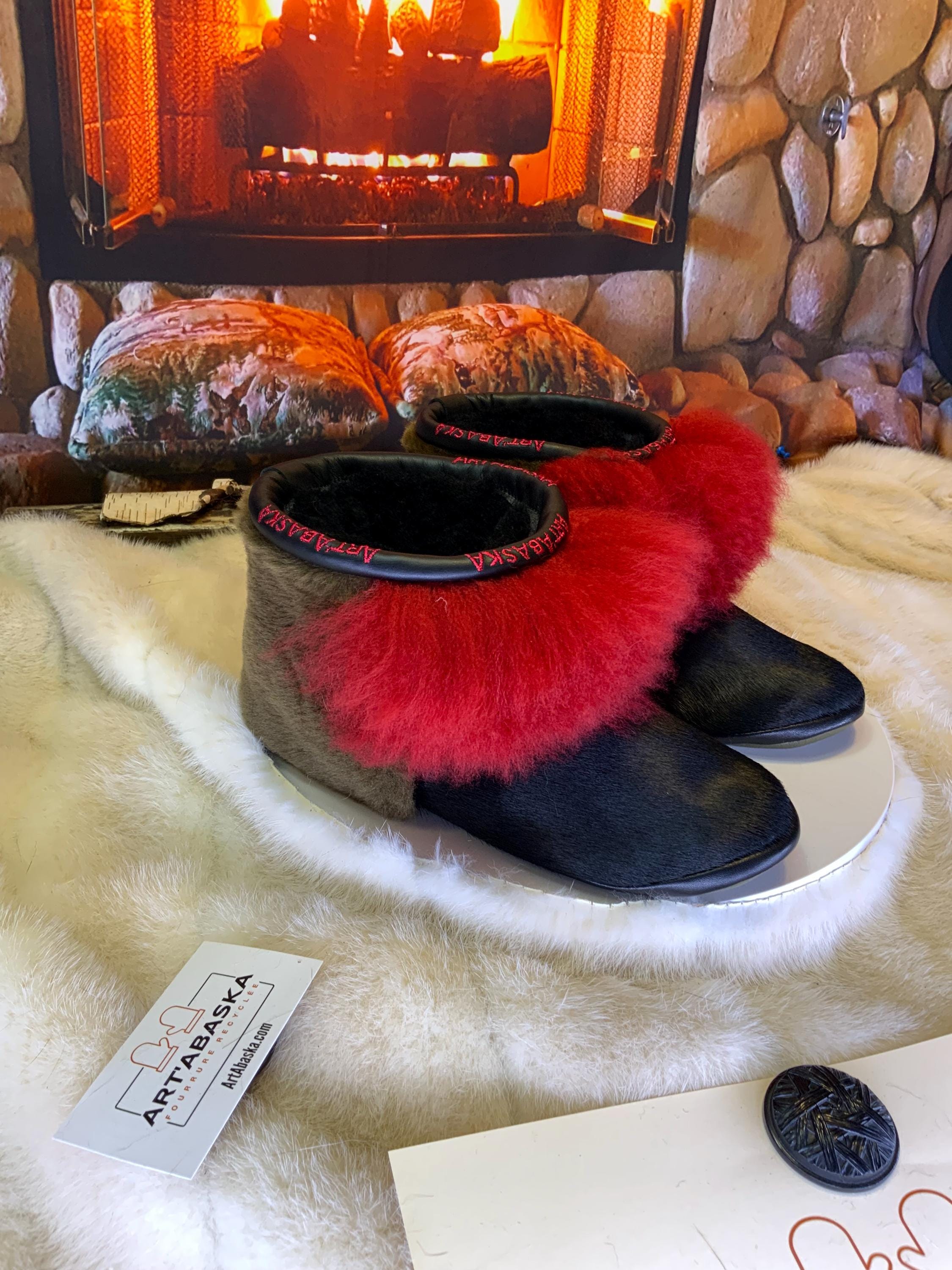 Mocassins d’intérieur Sylvianne 6 femme, peau de vache noire recyclée et mouton rouge, faits à la main au Québec ❤️✨