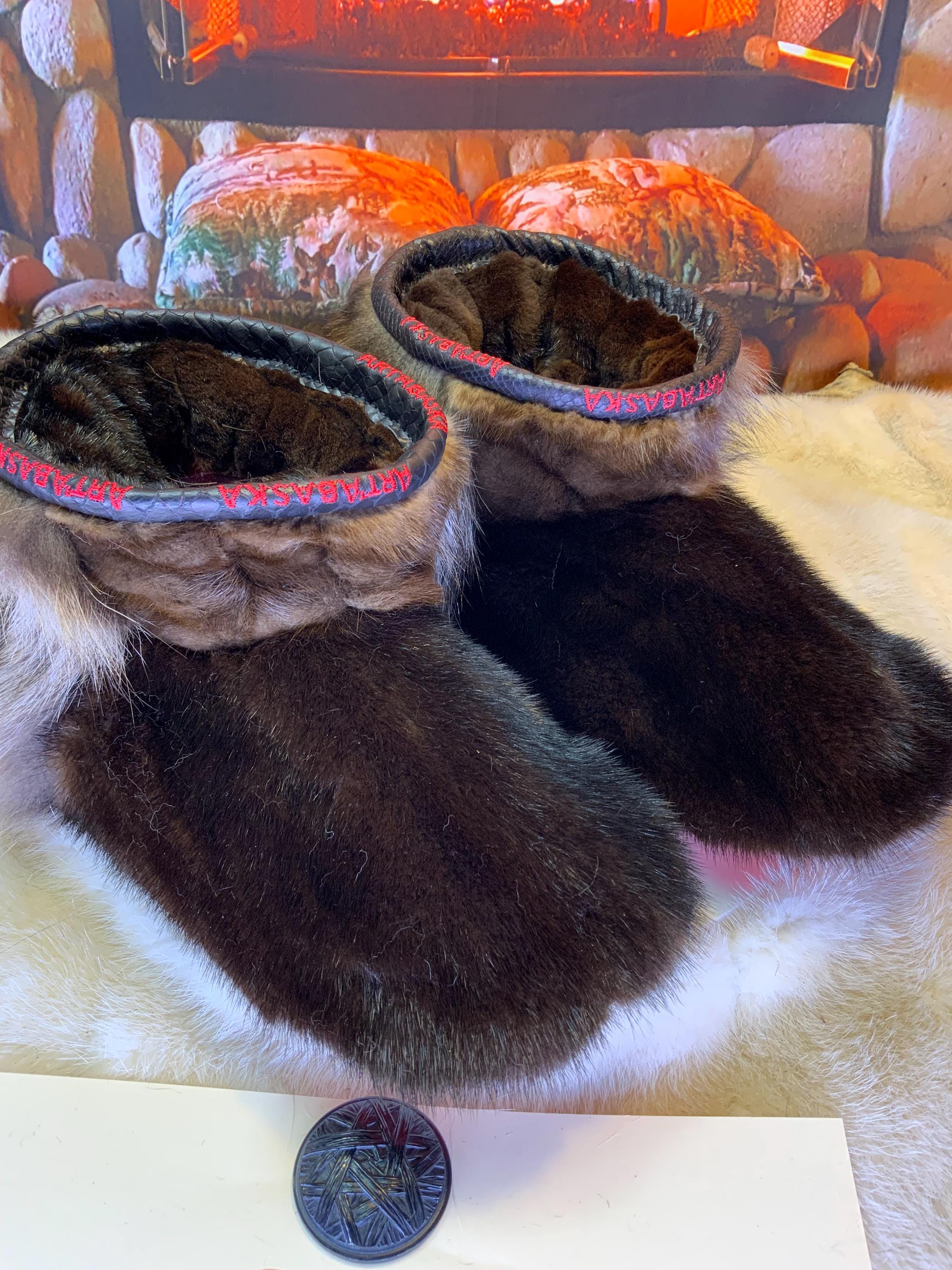 Mocassins d’intérieur homme 10 Les Thérèse – tout fourrure recyclée vison brun et raton – semelle rouge – fait à la main Québec