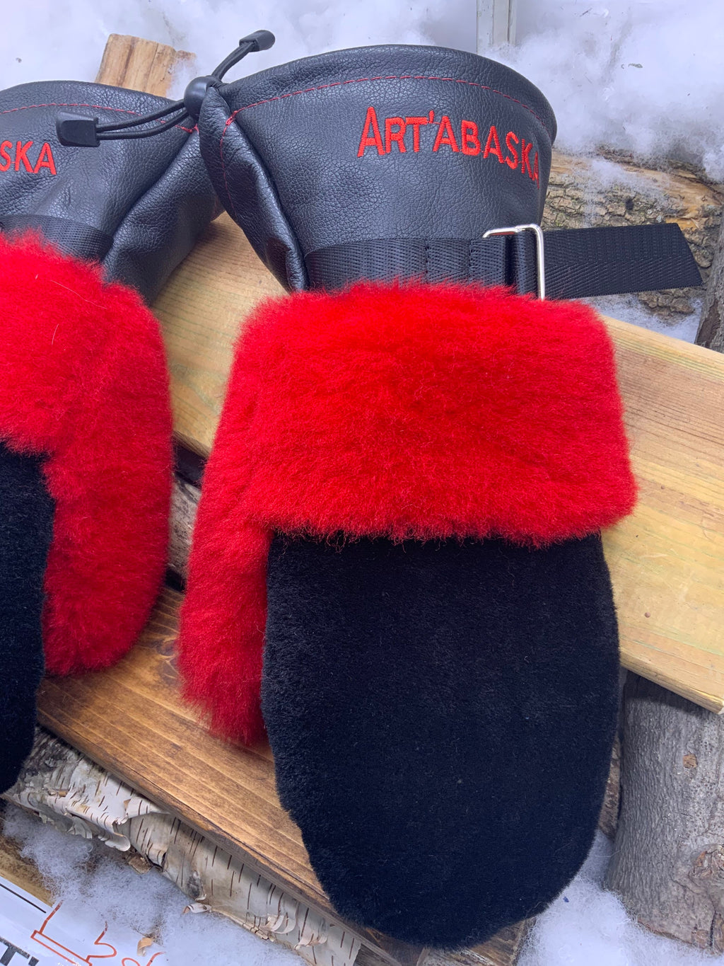 Mitaines Les Rose-Emma – Medium, mouton rouge vif et noir, cuir noir et rouge, fait à la main, Québec