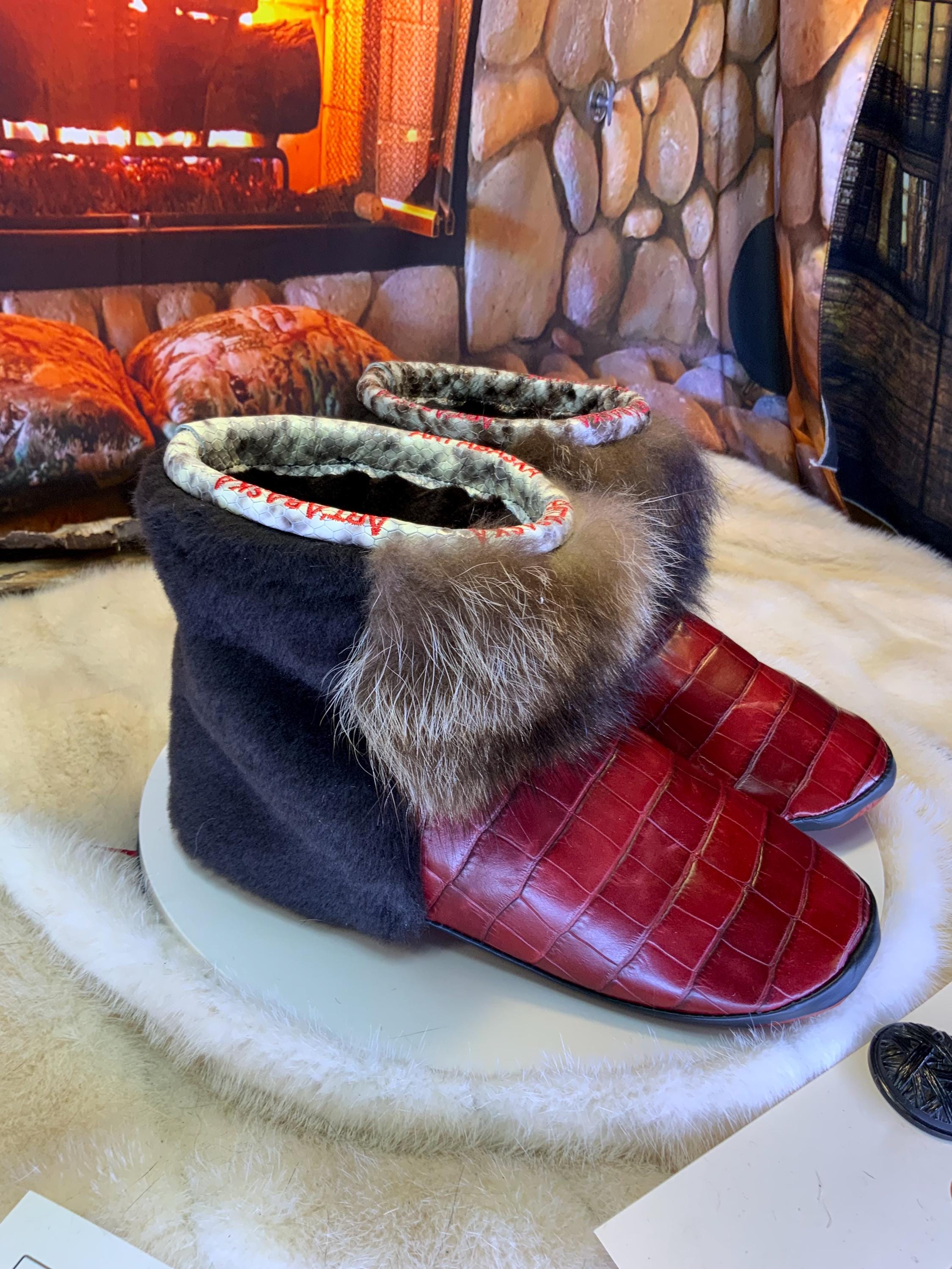 Mocassins d’intérieur Colette – 8 femme – cuir bourgogne imprimé crocodile, fourrure recyclée & semelle brune, pièce unique faite à la main au Québec ✨