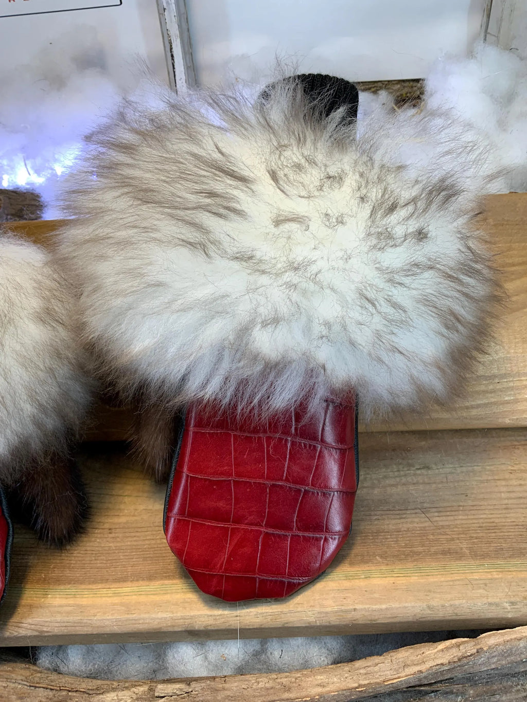 Mitaines de ville Raymonde faites à la main au Québec cuir rouge croco et fourrure recyclée grandeur Small